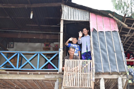 Thương lắm niềm vui của bà con vùng lũ khi được sống trong Nhà an toàn: "Con tui hỏi sao 3,4 đêm má không ngủ, tui nói tại mừng quá con ơi!"- Ảnh 10.