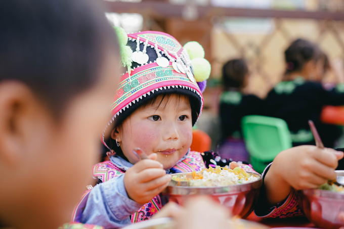 Chuyện chàng Trung úy vùng cao cùng đồng đội hỗ trợ nuôi cơm trưa cho hàng nghìn em nhỏ- Ảnh 3.