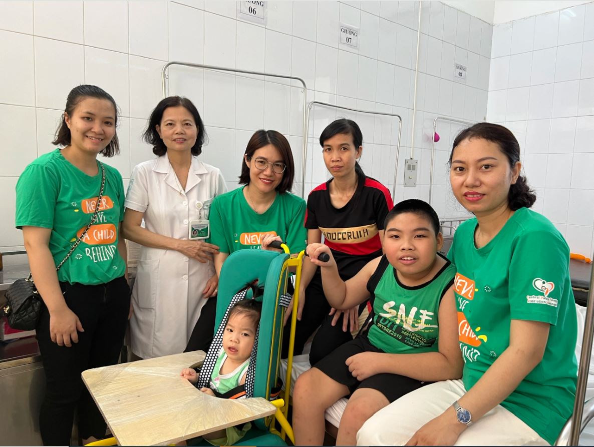 Có hai con bại não, người mẹ giúp hàng vạn đứa trẻ “thoát khỏi sàn nhà”, chống lại định mệnh nghiệt ngã- Ảnh 5.