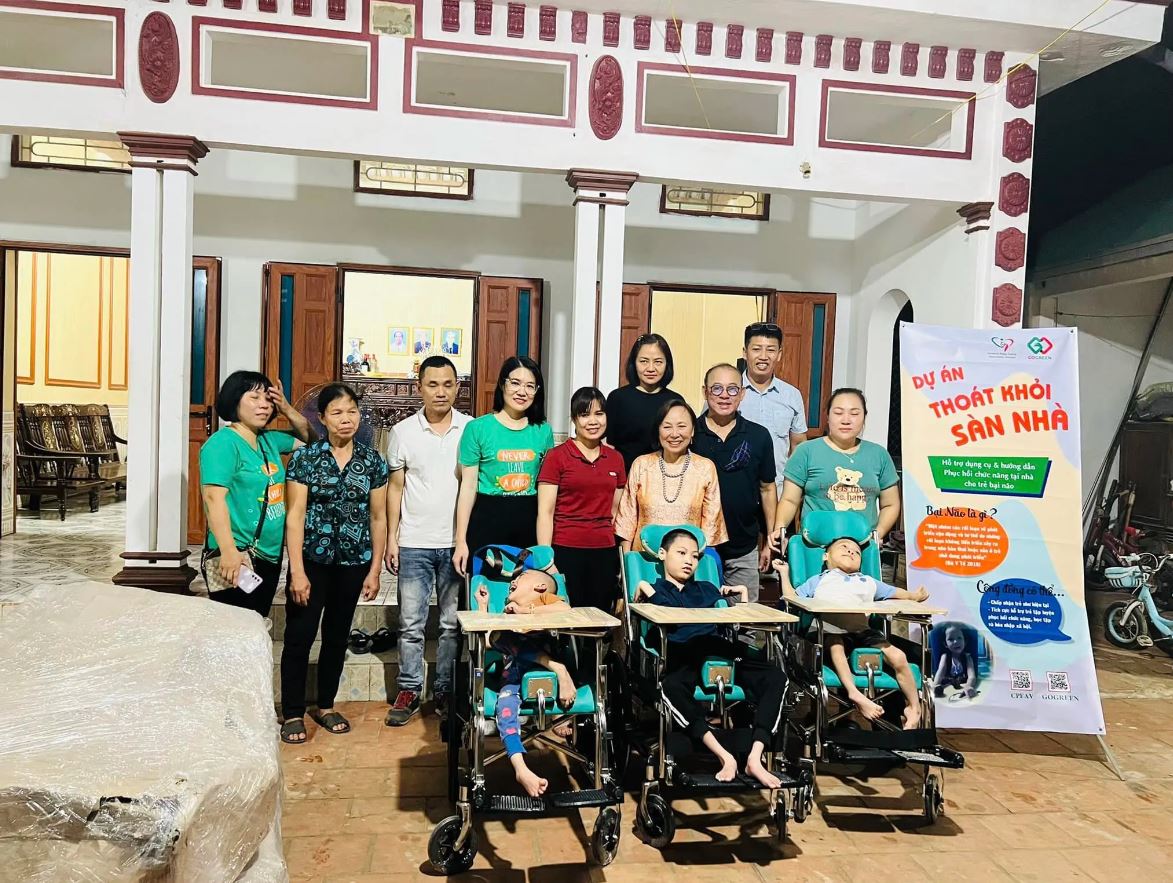 Có hai con bại não, người mẹ giúp hàng vạn đứa trẻ “thoát khỏi sàn nhà”, chống lại định mệnh nghiệt ngã- Ảnh 4.