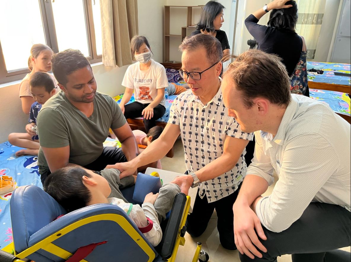 Có hai con bại não, người mẹ giúp hàng vạn đứa trẻ “thoát khỏi sàn nhà”, chống lại định mệnh nghiệt ngã- Ảnh 6.