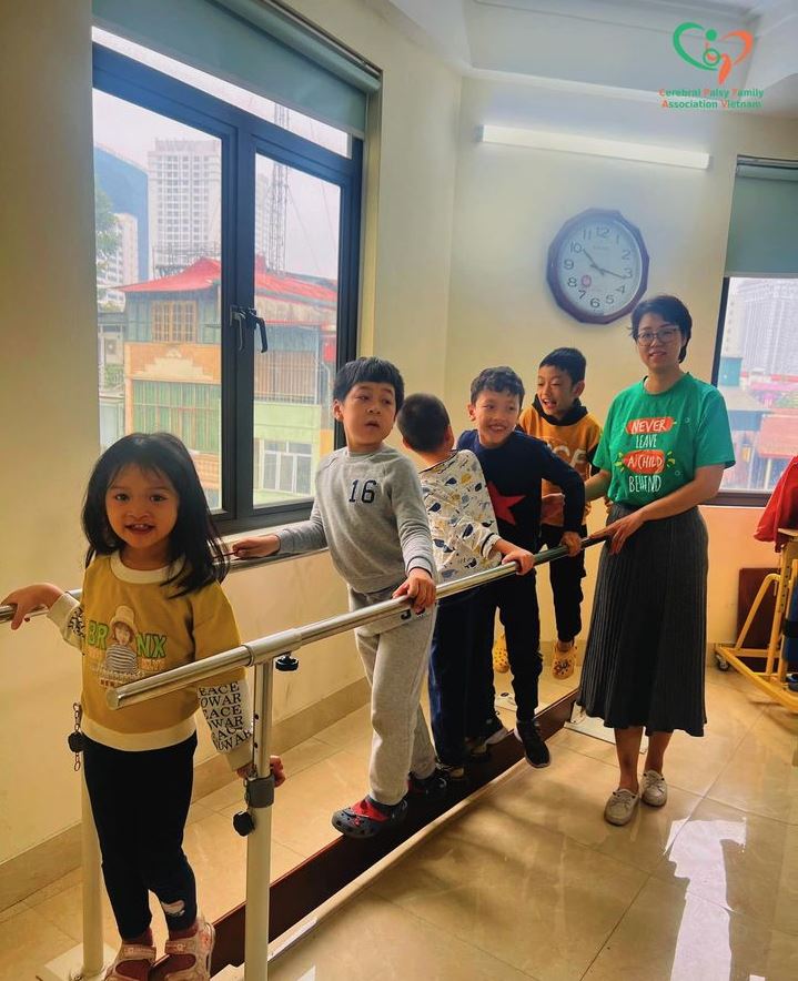 Có hai con bại não, người mẹ giúp hàng vạn đứa trẻ “thoát khỏi sàn nhà”, chống lại định mệnh nghiệt ngã- Ảnh 3.