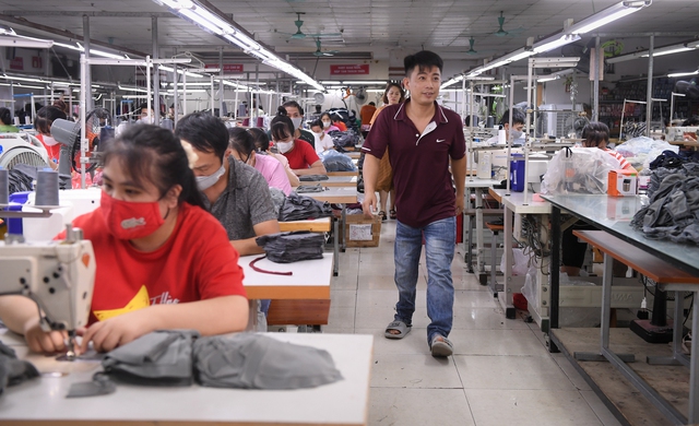 Những mẩu chuyện đáng yêu bên trong xưởng may "thiên thần", nơi một cặp đôi "tí hon" đã nên duyên vợ chồng- Ảnh 1.