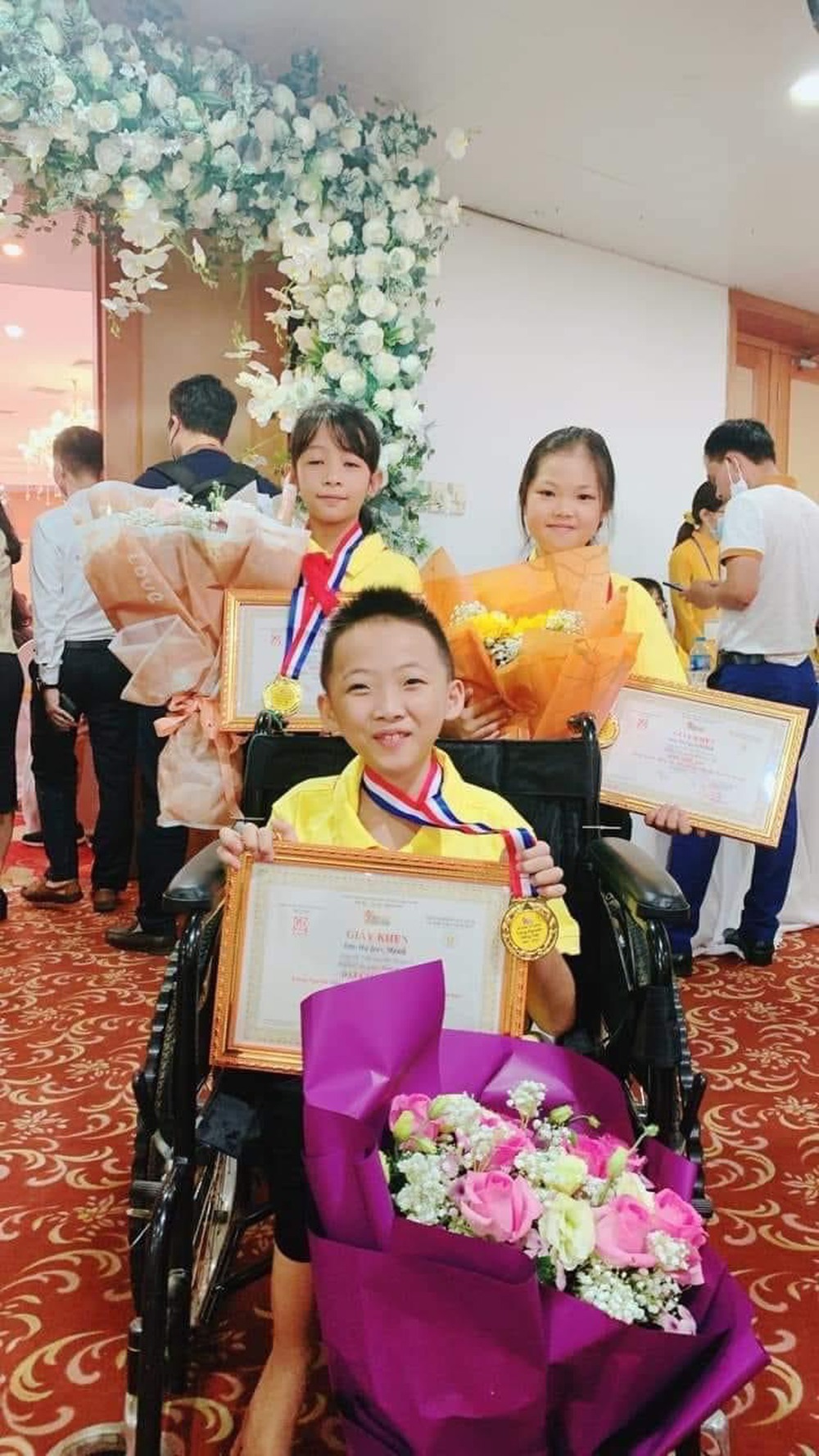 Có hai con bại não, người mẹ giúp hàng vạn đứa trẻ “thoát khỏi sàn nhà”, chống lại định mệnh nghiệt ngã- Ảnh 12.