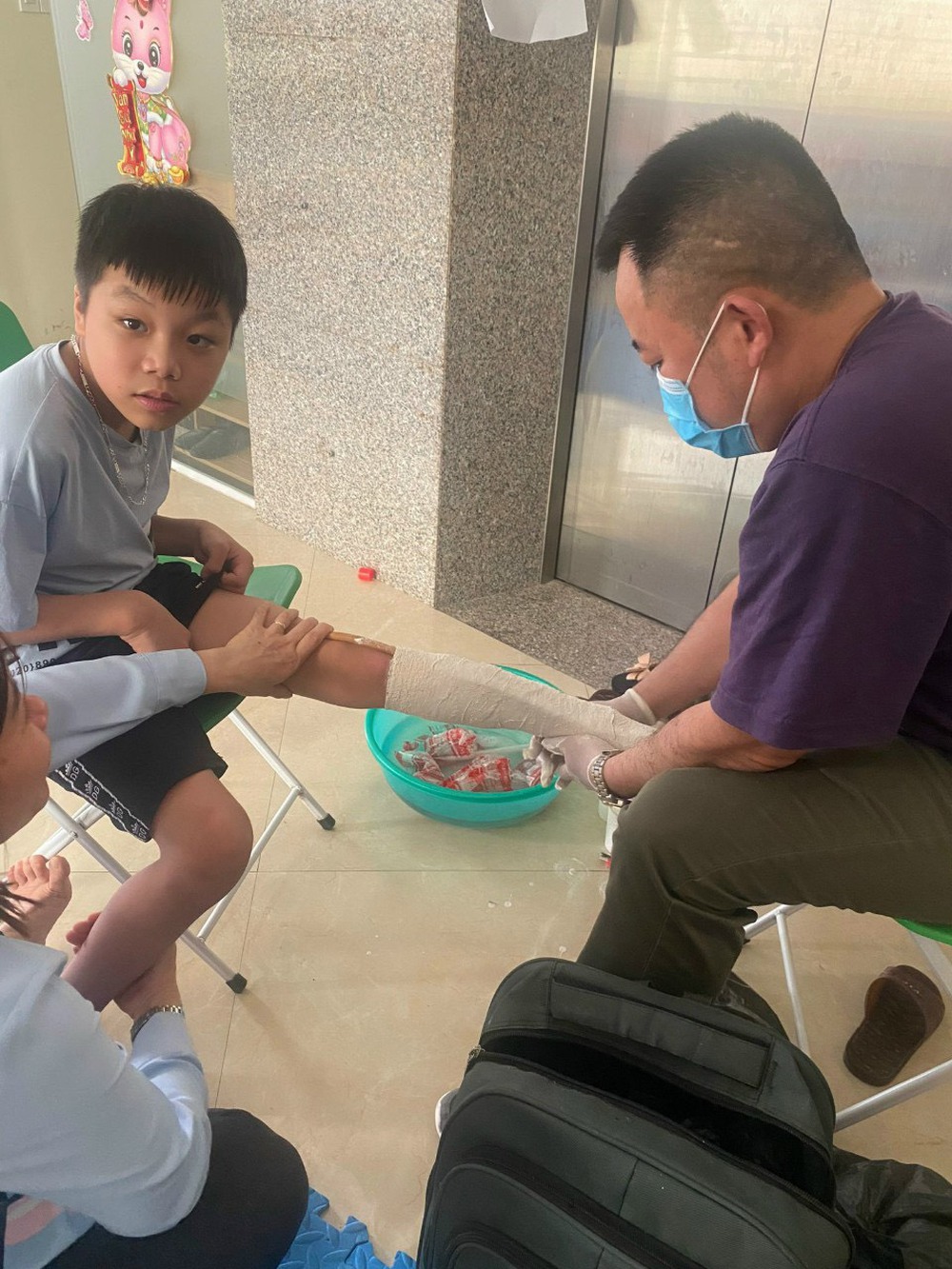 Có hai con bại não, người mẹ giúp hàng vạn đứa trẻ “thoát khỏi sàn nhà”, chống lại định mệnh nghiệt ngã- Ảnh 8.