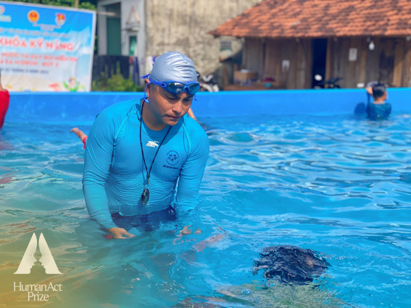 Có một niềm vui nho nhỏ: "Các cô chú mang bể bơi về đây, con đã biết bơi và không còn sợ nước"- Ảnh 1. Có một niềm vui nho nhỏ: "Các cô chú mang bể bơi về đây, con đã biết bơi và không còn sợ nước"- Ảnh 1.