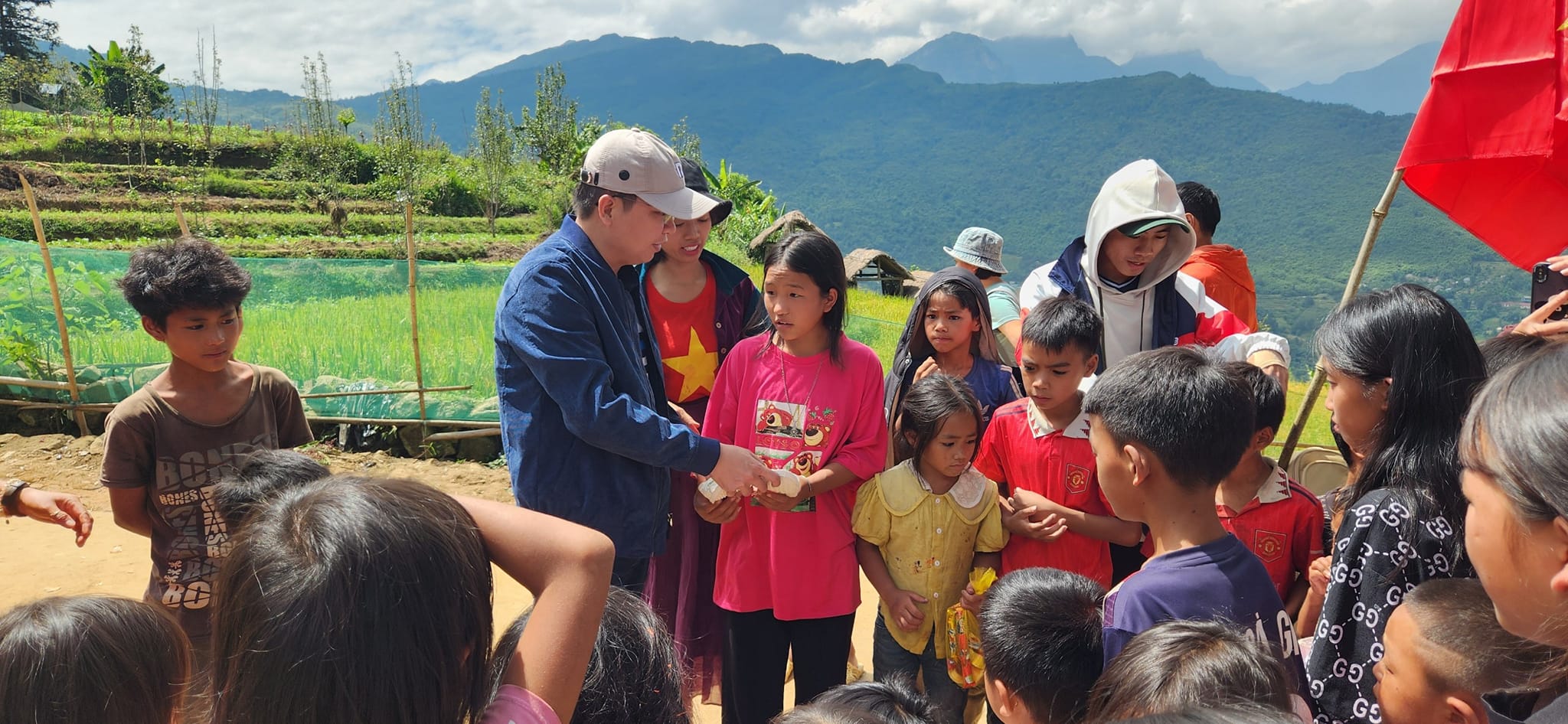 Sắc màu trên mây- Ảnh 2.