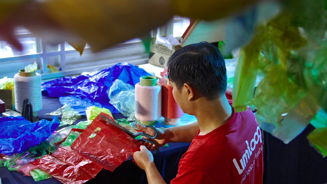 Từ nỗi trăn trở về lượng rác thải nhựa quá lớn, những chiếc túi thời trang từ… nylon ra đời!- Ảnh 3. Từ nỗi trăn trở về lượng rác thải nhựa quá lớn, những chiếc túi thời trang từ… nylon ra đời!- Ảnh 3.