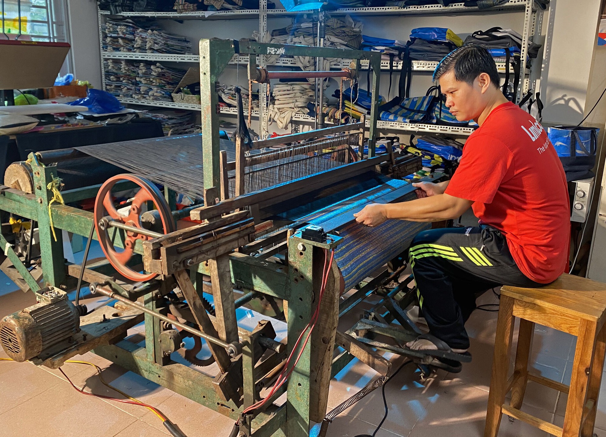 Từ nỗi trăn trở về lượng rác thải nhựa quá lớn, những chiếc túi thời trang từ… nylon ra đời!- Ảnh 4. Từ nỗi trăn trở về lượng rác thải nhựa quá lớn, những chiếc túi thời trang từ… nylon ra đời!- Ảnh 4.