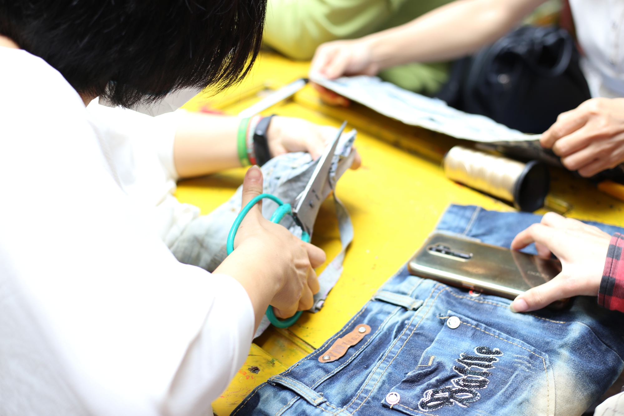 Tái chế hàng tấn đồ jeans cũ thành những sản phẩm thân thiện với môi trường và tạo việc làm cho nhiều chị em- Ảnh 7. Tái chế hàng tấn đồ jeans cũ thành những sản phẩm thân thiện với môi trường và tạo việc làm cho nhiều chị em- Ảnh 7.