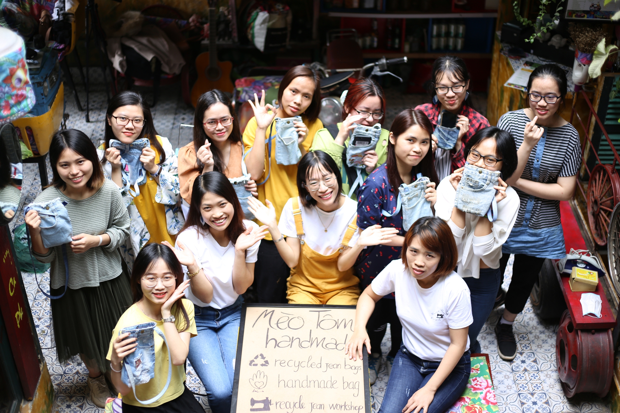 Tái chế hàng tấn đồ jeans cũ thành những sản phẩm thân thiện với môi trường và tạo việc làm cho nhiều chị em- Ảnh 10. Tái chế hàng tấn đồ jeans cũ thành những sản phẩm thân thiện với môi trường và tạo việc làm cho nhiều chị em- Ảnh 10.