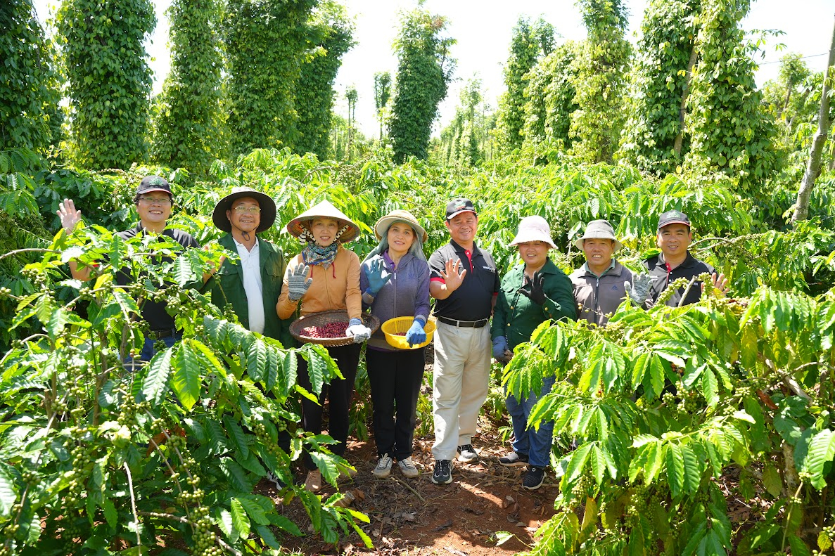 NESCAFÉ Plan - Support farmers in transition to regenerative agriculture for sustainable and thriving coffee farming communities- Ảnh 2.