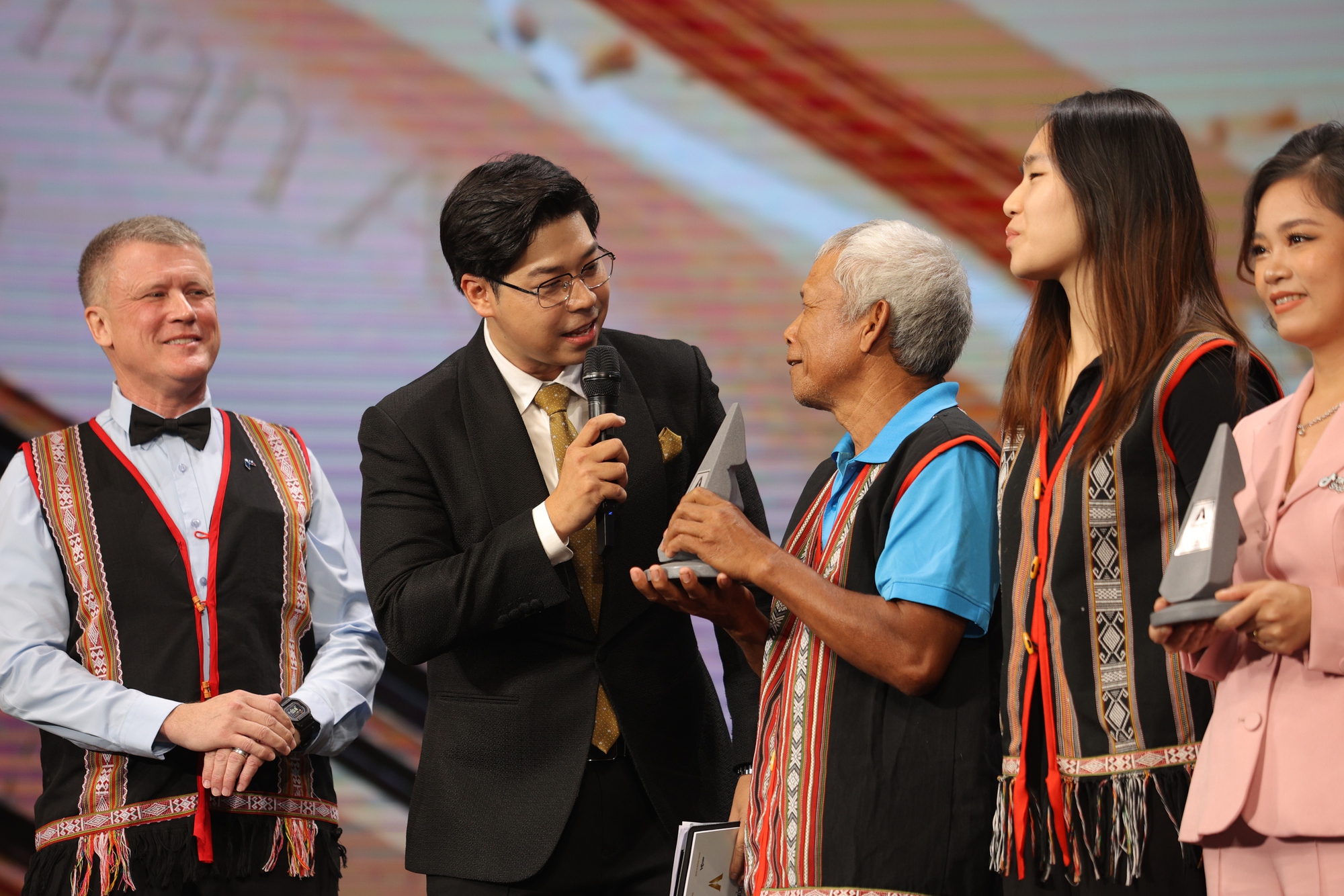 31 dự án được vinh danh tại Human Act Prize 2024: Một tinh thần Việt Nam hào sảng, để Việt Nam vươn mình mạnh mẽ- Ảnh 15. 31 dự án được vinh danh tại Human Act Prize 2024: Một tinh thần Việt Nam hào sảng, để Việt Nam vươn mình mạnh mẽ- Ảnh 15.