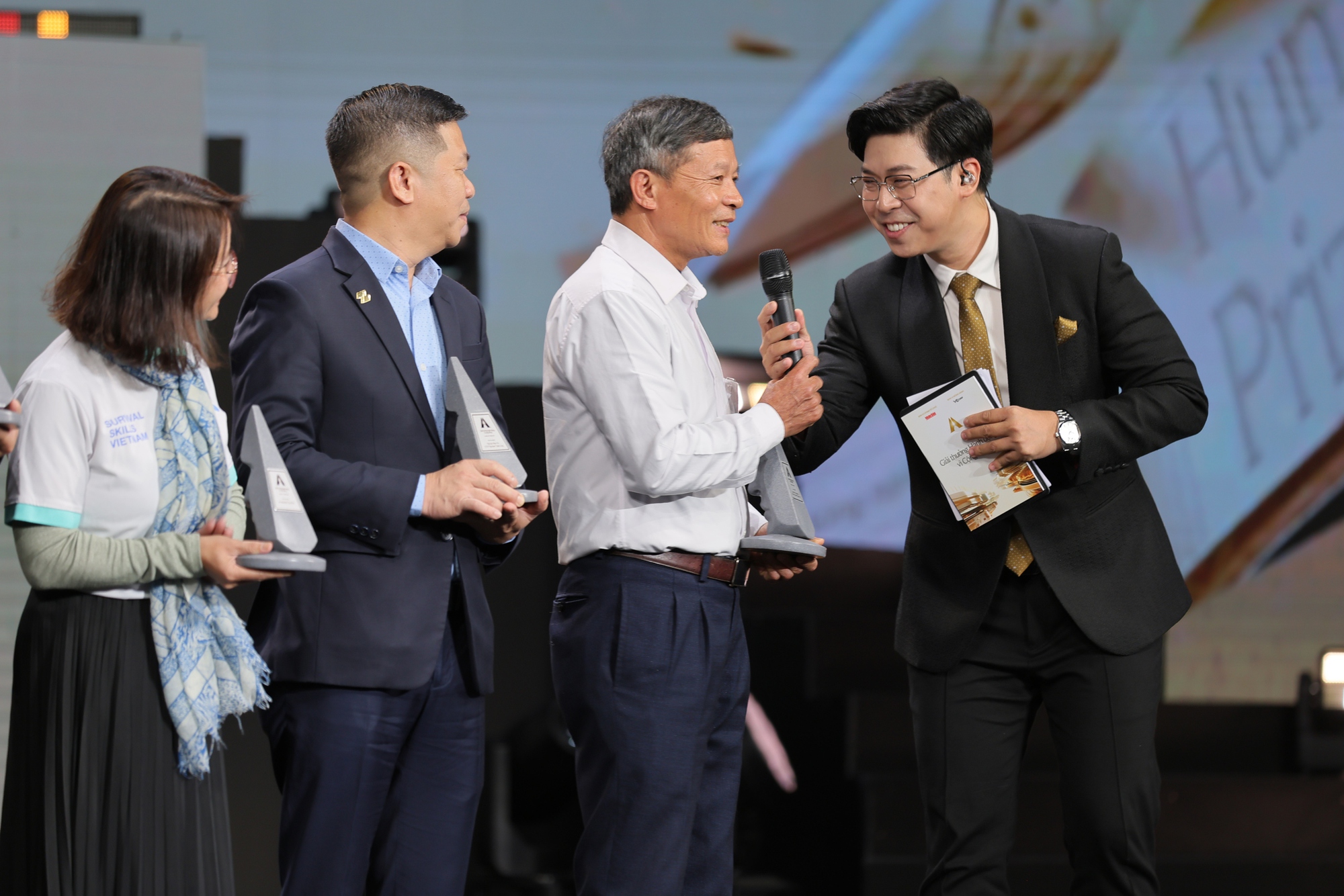 31 dự án được vinh danh tại Human Act Prize 2024: Một tinh thần Việt Nam hào sảng, để Việt Nam vươn mình mạnh mẽ- Ảnh 13. 31 dự án được vinh danh tại Human Act Prize 2024: Một tinh thần Việt Nam hào sảng, để Việt Nam vươn mình mạnh mẽ- Ảnh 13.
