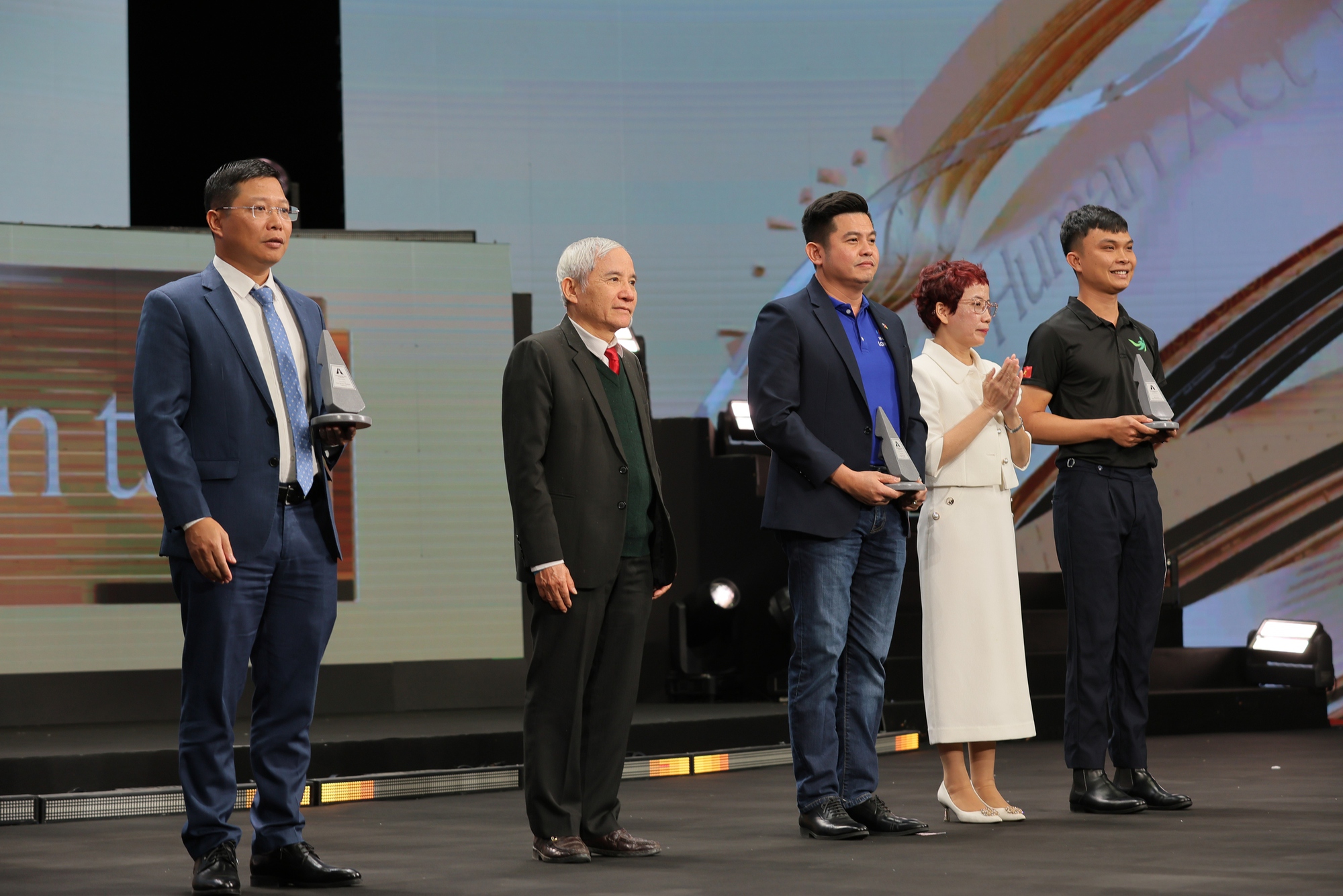 31 dự án được vinh danh tại Human Act Prize 2024: Một tinh thần Việt Nam hào sảng, để Việt Nam vươn mình mạnh mẽ- Ảnh 17. 31 dự án được vinh danh tại Human Act Prize 2024: Một tinh thần Việt Nam hào sảng, để Việt Nam vươn mình mạnh mẽ- Ảnh 17.