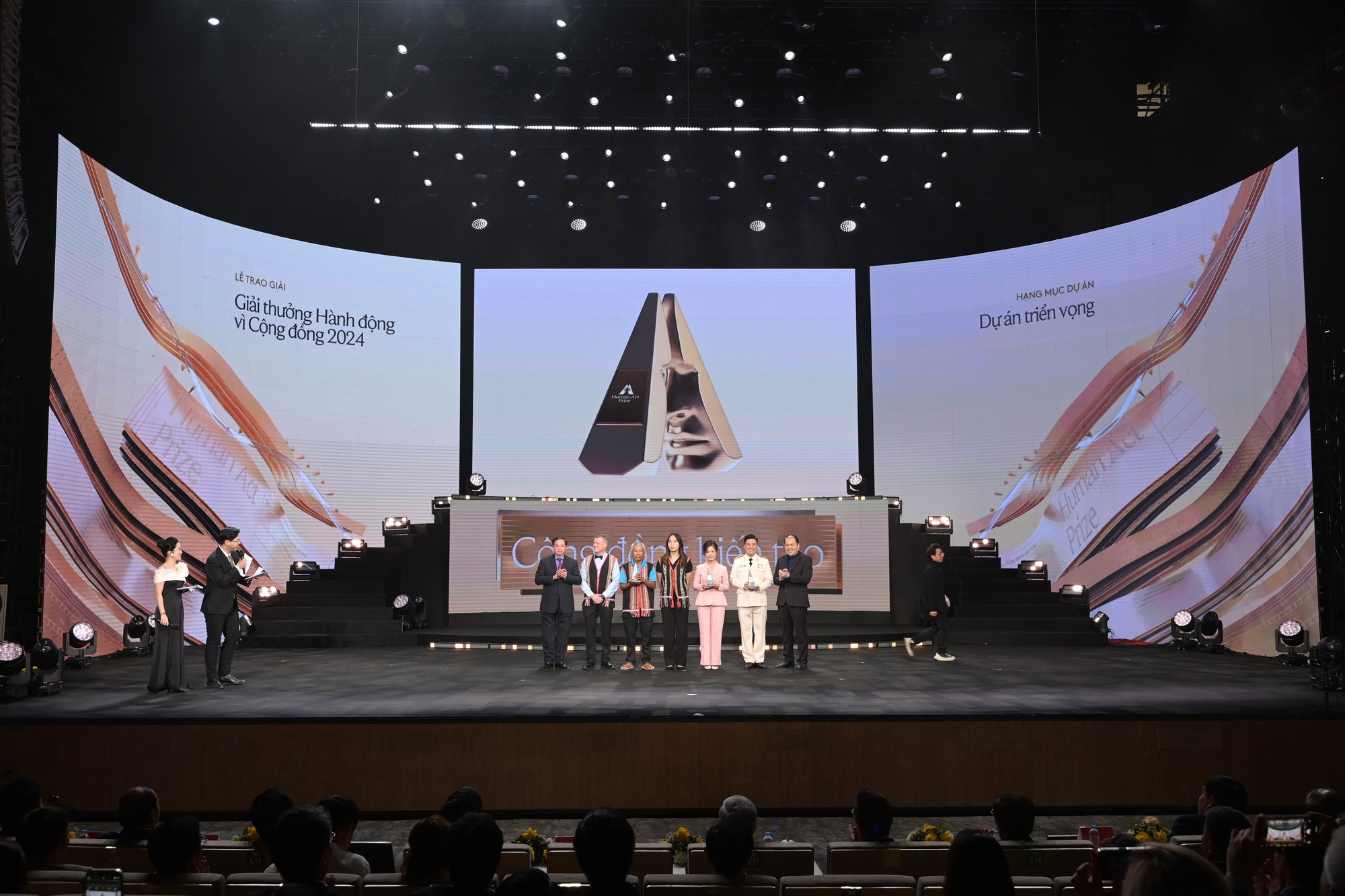 31 dự án được vinh danh tại Human Act Prize 2024: Một tinh thần Việt Nam hào sảng, để Việt Nam vươn mình mạnh mẽ- Ảnh 16. 31 dự án được vinh danh tại Human Act Prize 2024: Một tinh thần Việt Nam hào sảng, để Việt Nam vươn mình mạnh mẽ- Ảnh 16.
