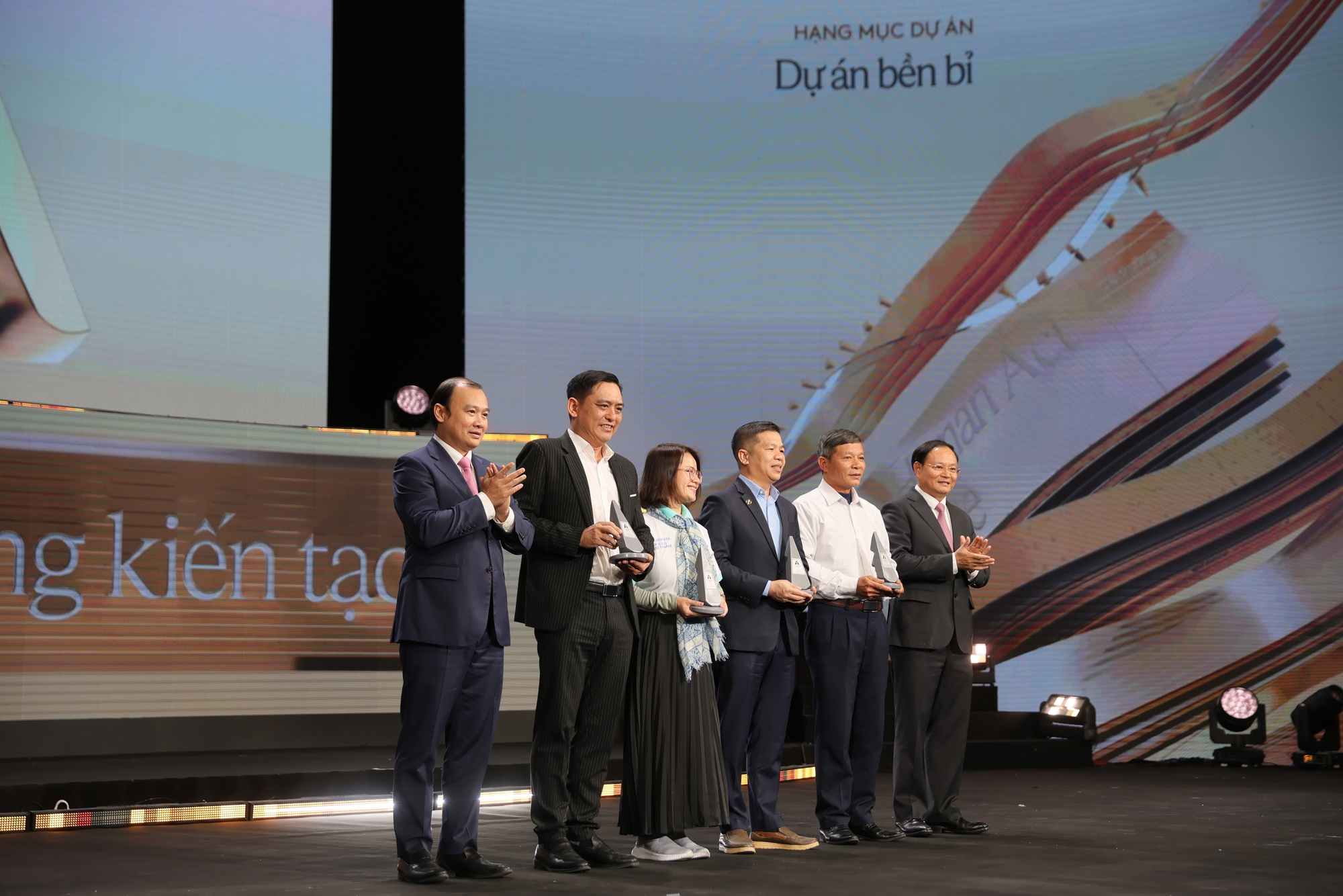 31 dự án được vinh danh tại Human Act Prize 2024: Một tinh thần Việt Nam hào sảng, để Việt Nam vươn mình mạnh mẽ- Ảnh 14. 31 dự án được vinh danh tại Human Act Prize 2024: Một tinh thần Việt Nam hào sảng, để Việt Nam vươn mình mạnh mẽ- Ảnh 14.