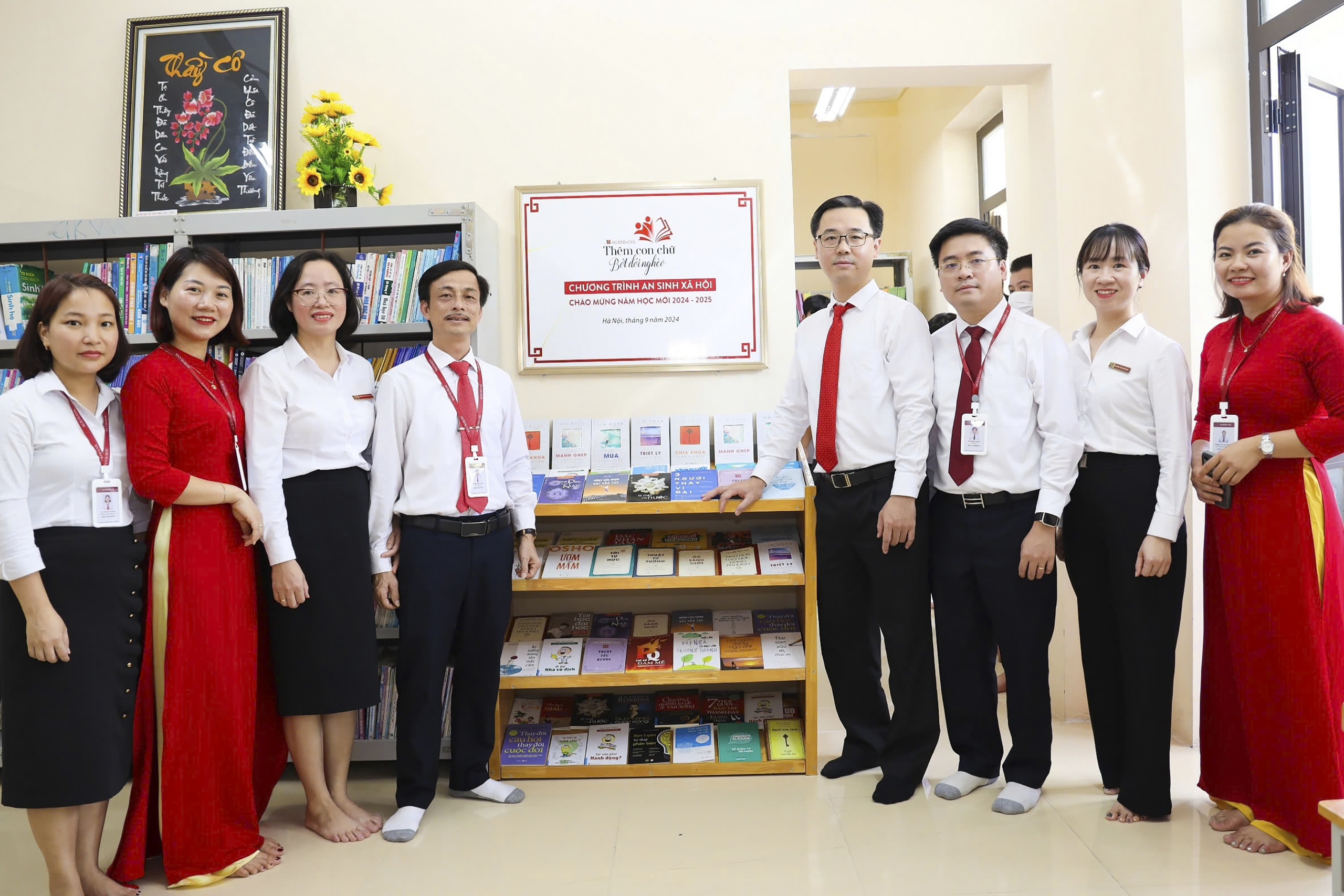 Delivered school supplies, “Improved literacy, reduced poverty”- Ảnh 2.