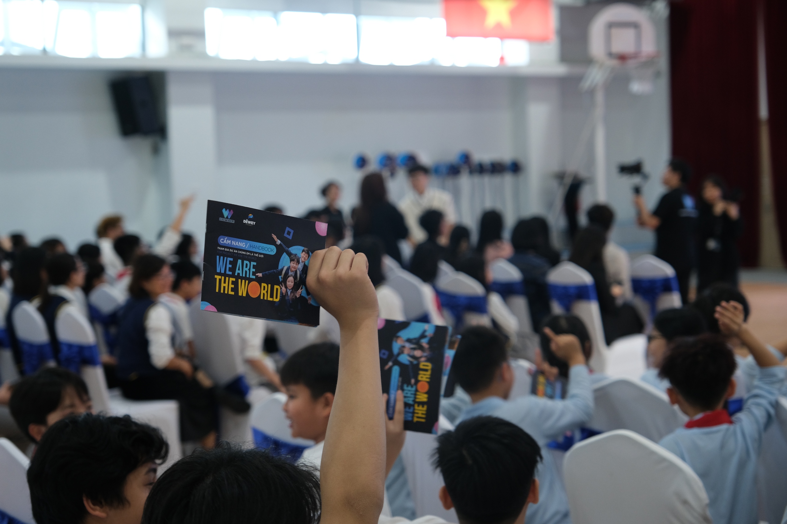 We are the World (Dự án W) - Ảnh 5.