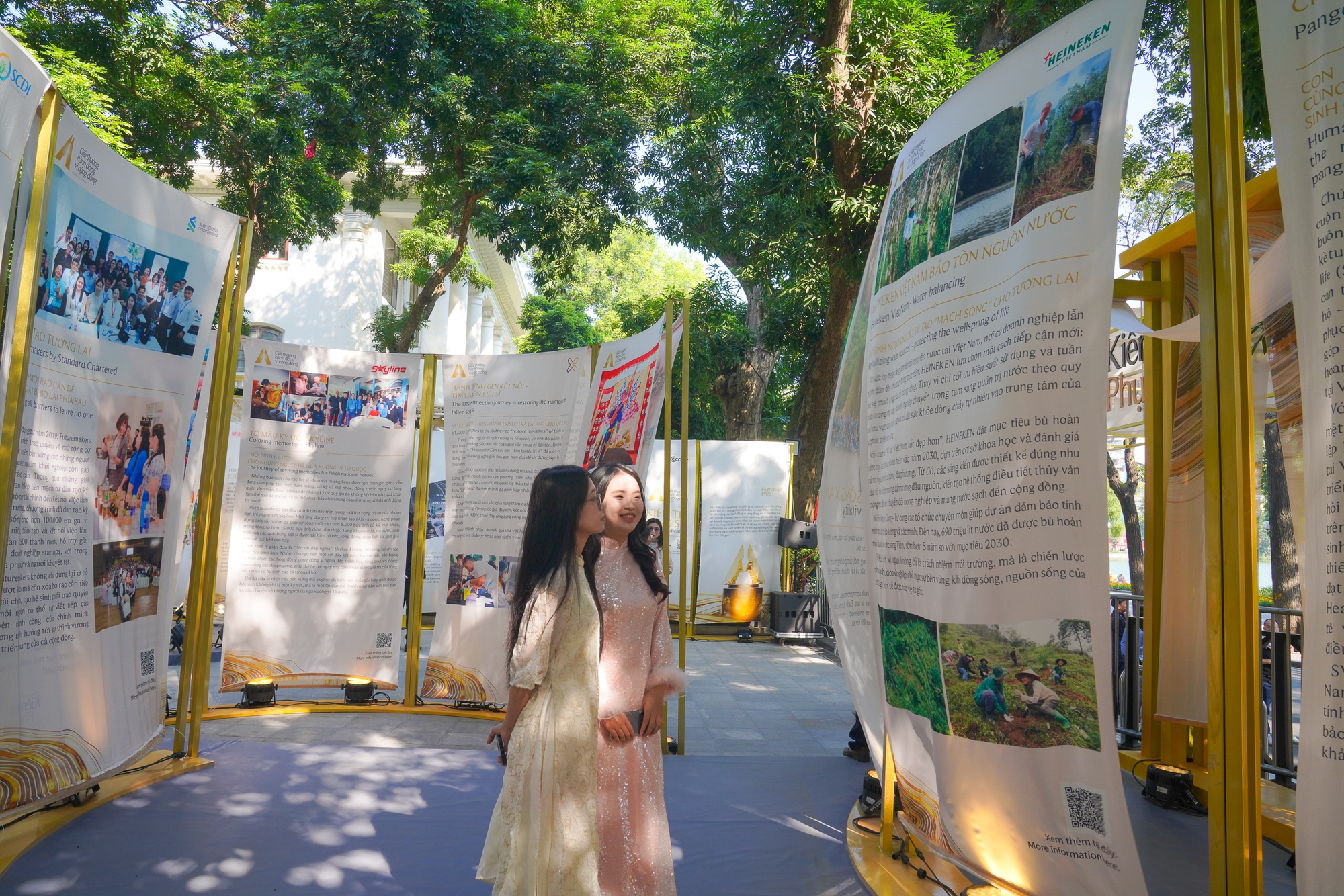 Triển lãm đặc biệt lan tỏa tinh thần kiên trì phụng sự của những “người hùng” bền bỉ cống hiến, tạo ra giá trị cho cộng đồng - Ảnh 4.