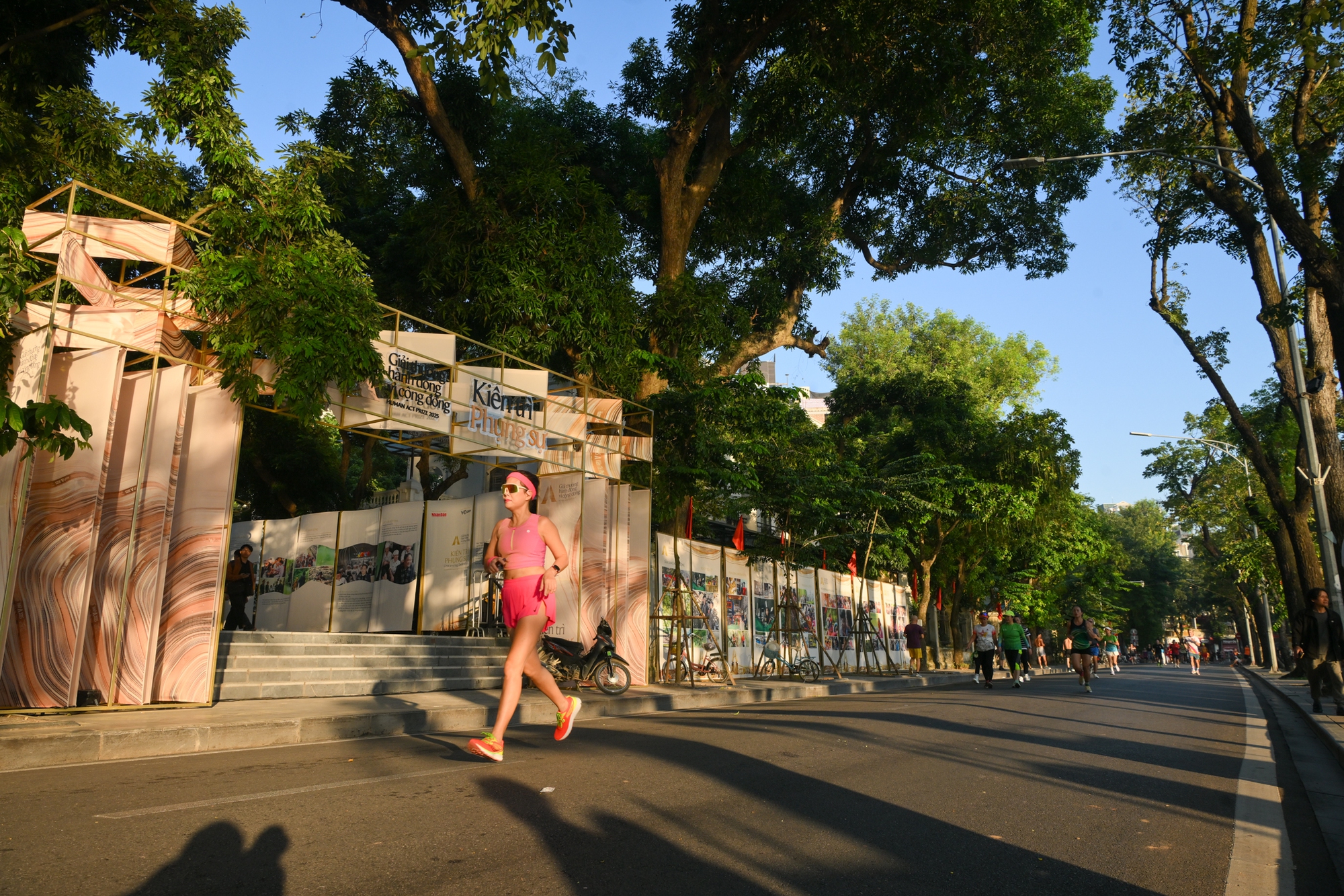 Triển lãm đặc biệt lan tỏa tinh thần kiên trì phụng sự của những “người hùng” bền bỉ cống hiến, tạo ra giá trị cho cộng đồng - Ảnh 3.