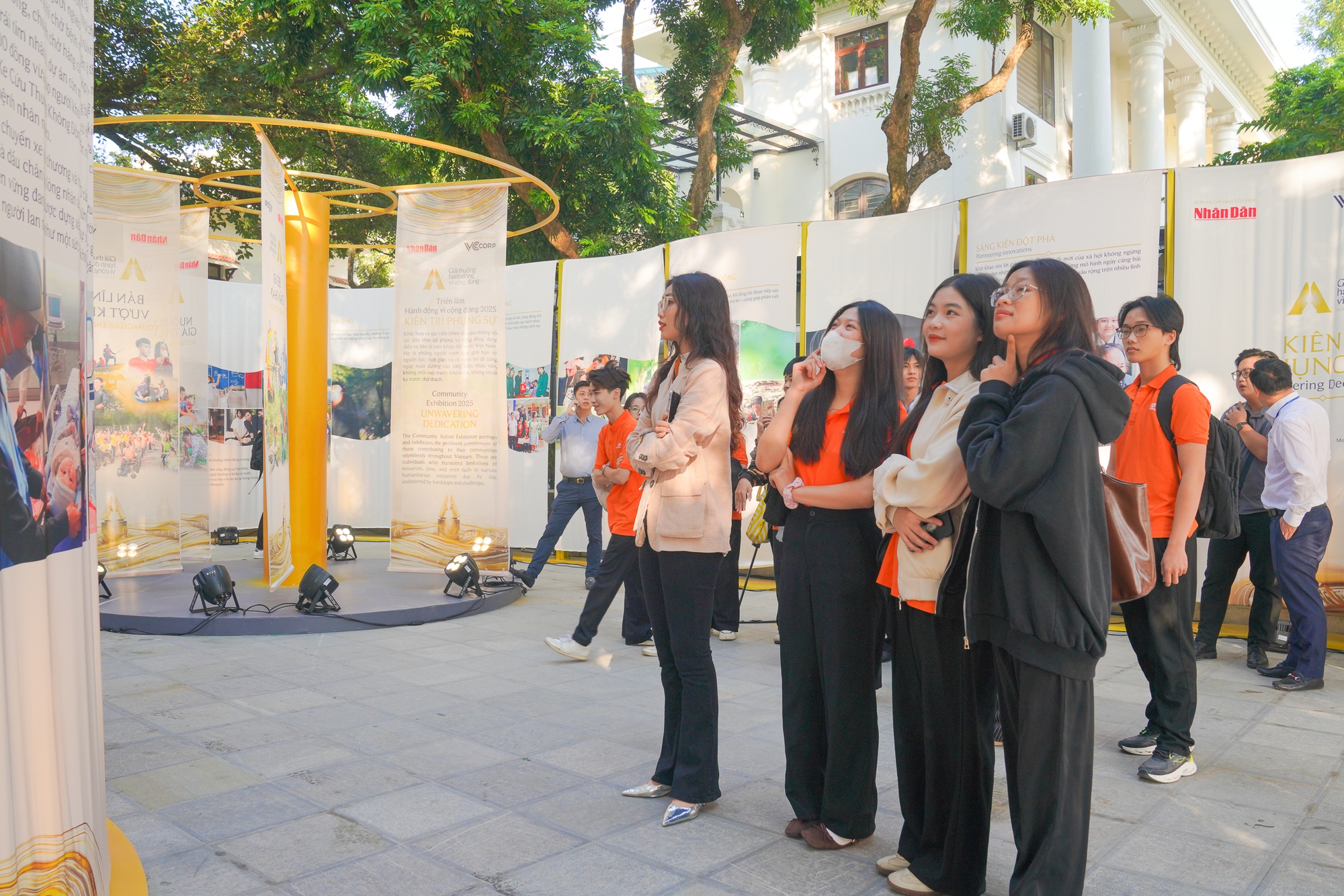 Khai mạc Triển lãm “Hành động vì Cộng đồng 2025”- Ảnh 2. Khai mạc Triển lãm “Hành động vì Cộng đồng 2025”- Ảnh 2.