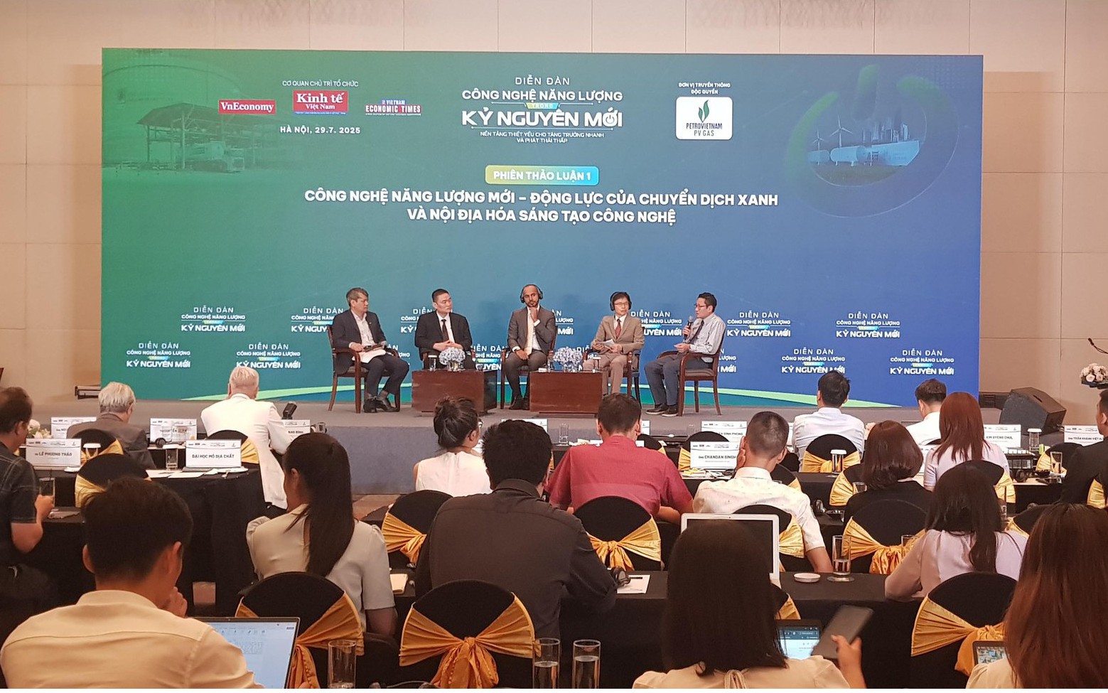 Việt Nam đang đứng ở đâu trong cuộc đua chuyển đổi năng lượng toàn cầu?
