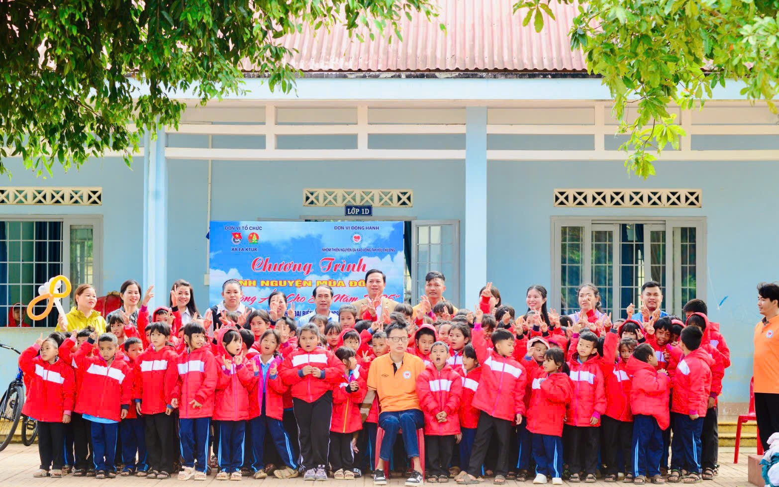 Đề cử mới Nhóm thiện nguyện Ea Kao - Vòng tay yêu thương : Nâng bước em đến trường
