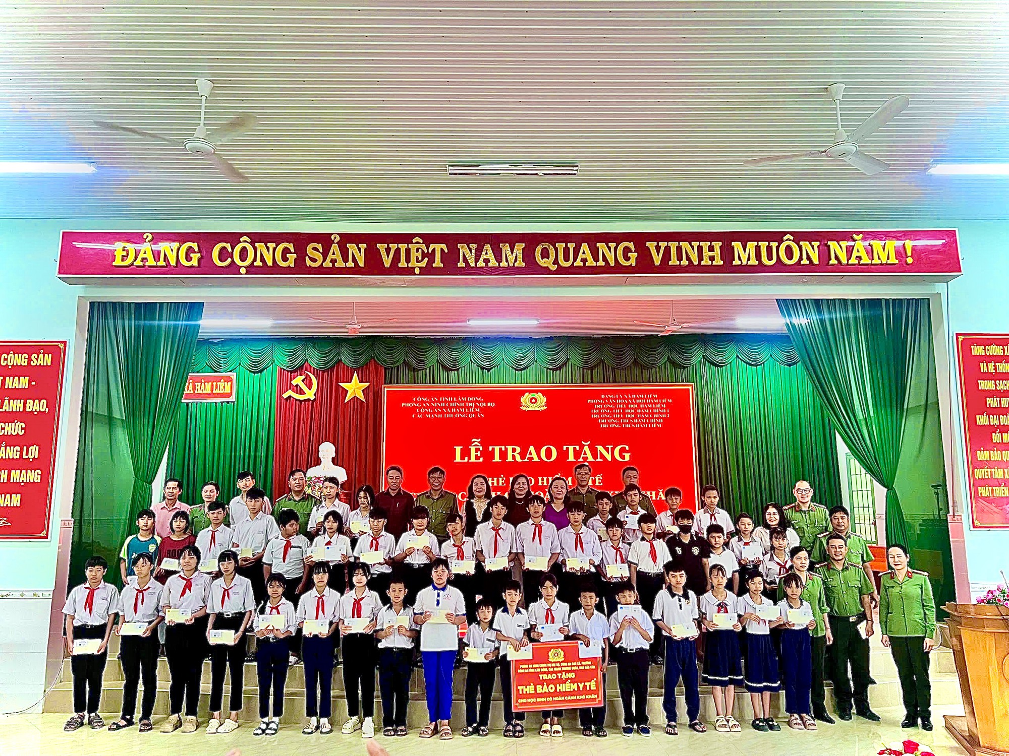Xã hội hóa mua thẻ bảo hiểm y tế cho học sinh có hoàn cảnh khó khăn - Ảnh 1. Xã hội hóa mua thẻ bảo hiểm y tế cho học sinh có hoàn cảnh khó khăn - Ảnh 1.