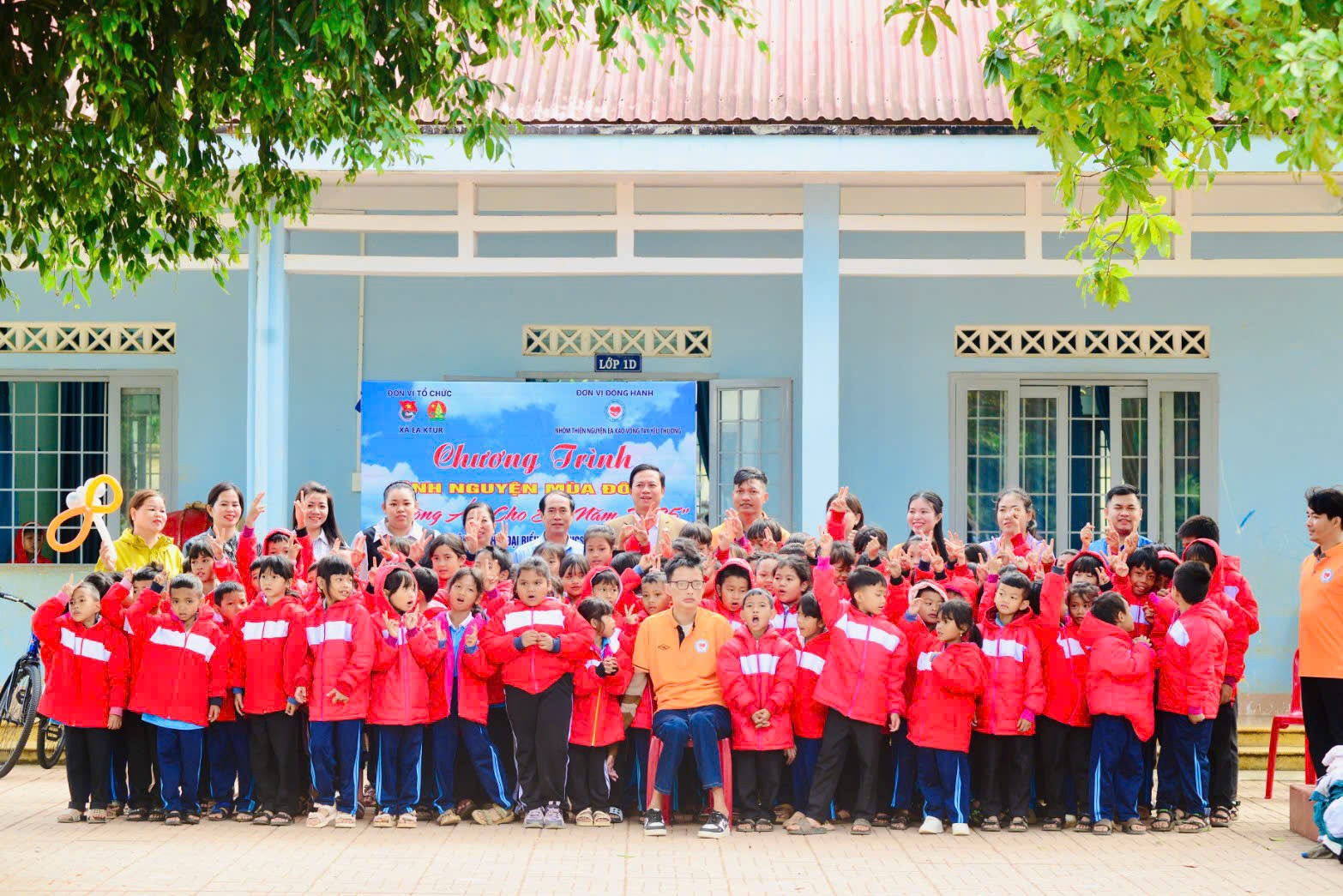 Nhóm thiện nguyện Ea Kao - Vòng tay yêu thương : Nâng bước em đến trường - Ảnh 1. Nhóm thiện nguyện Ea Kao - Vòng tay yêu thương : Nâng bước em đến trường - Ảnh 1.