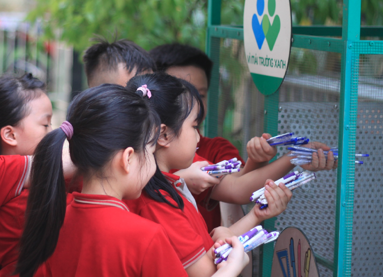 VÌ MÁI TRƯỜNG XANH – thu gom bút và đồ dùng học tập đã qua sử dụng để “tái sinh nhựa rác thải” và gây quỹ học bổng - Ảnh 1.