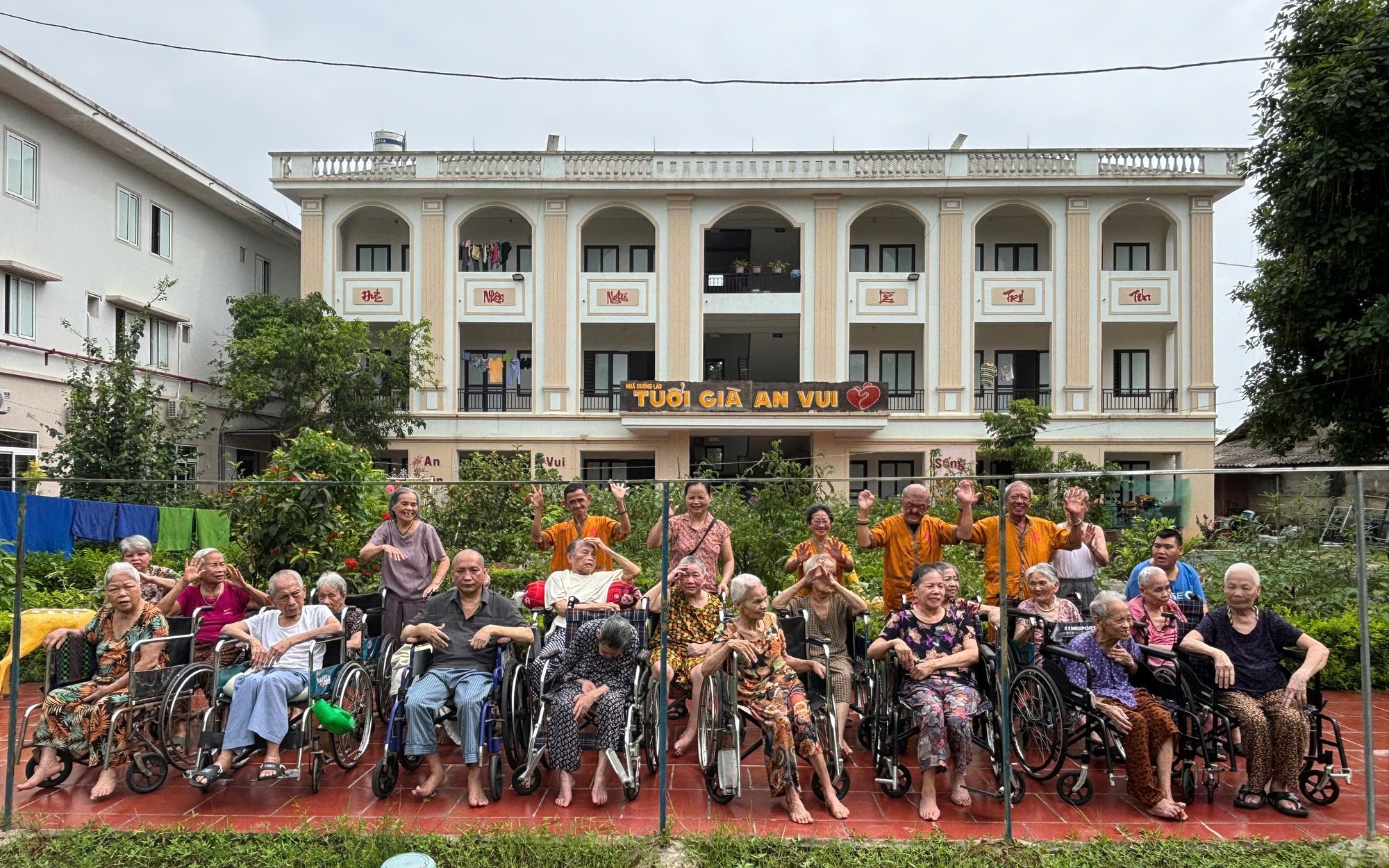LÀNG NGƯỜI GIÀ BÀ NGUYỆT BAO DUNG