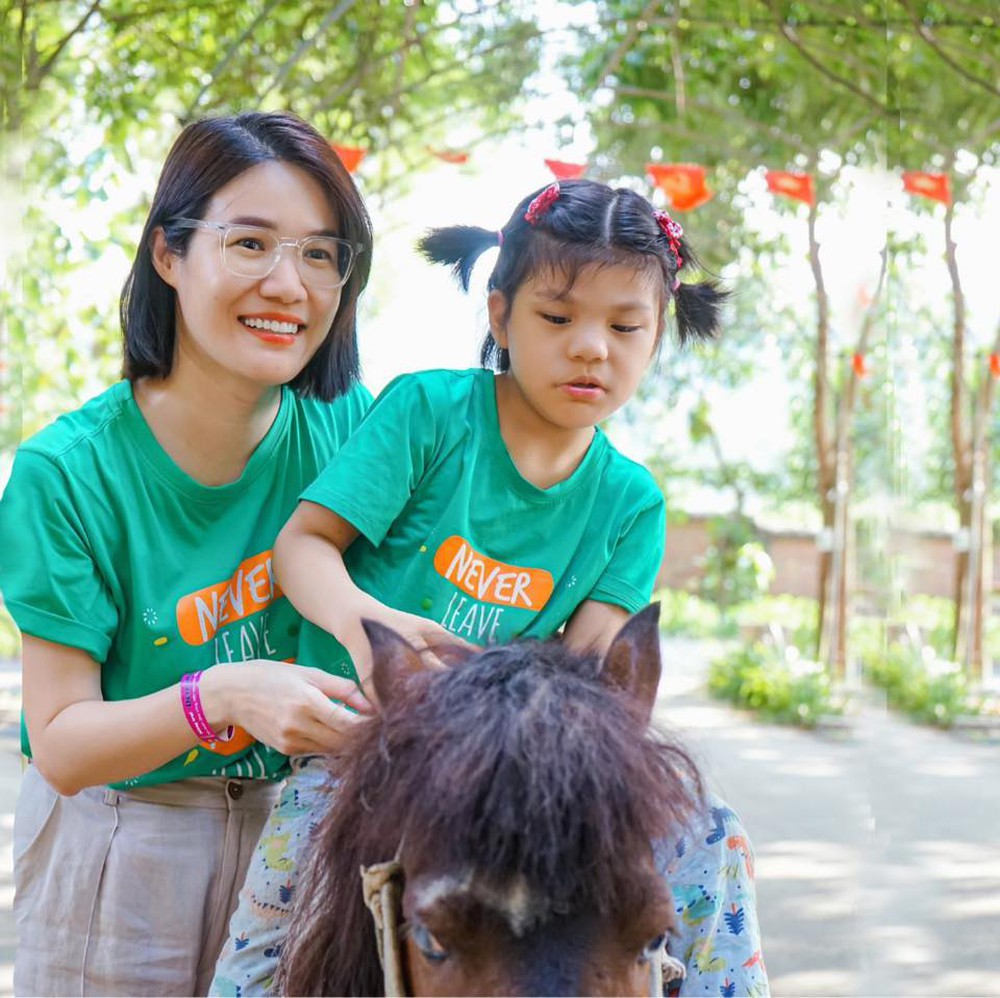 Có hai con bại não, người mẹ giúp hàng vạn đứa trẻ “thoát khỏi sàn nhà”, chống lại định mệnh nghiệt ngã- Ảnh 1.