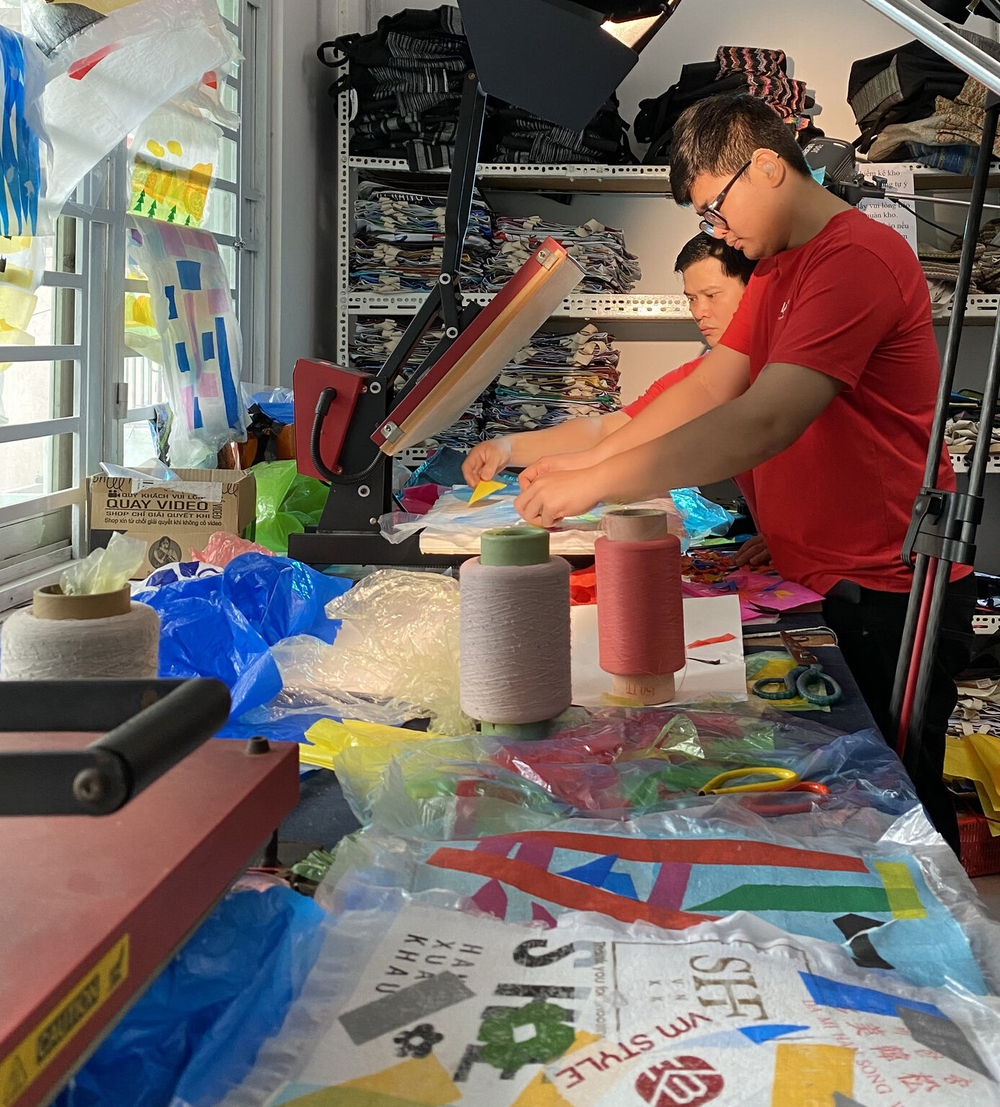 Limloop - tái chế rác nylon thành túi- Ảnh 12. Limloop - tái chế rác nylon thành túi- Ảnh 12.