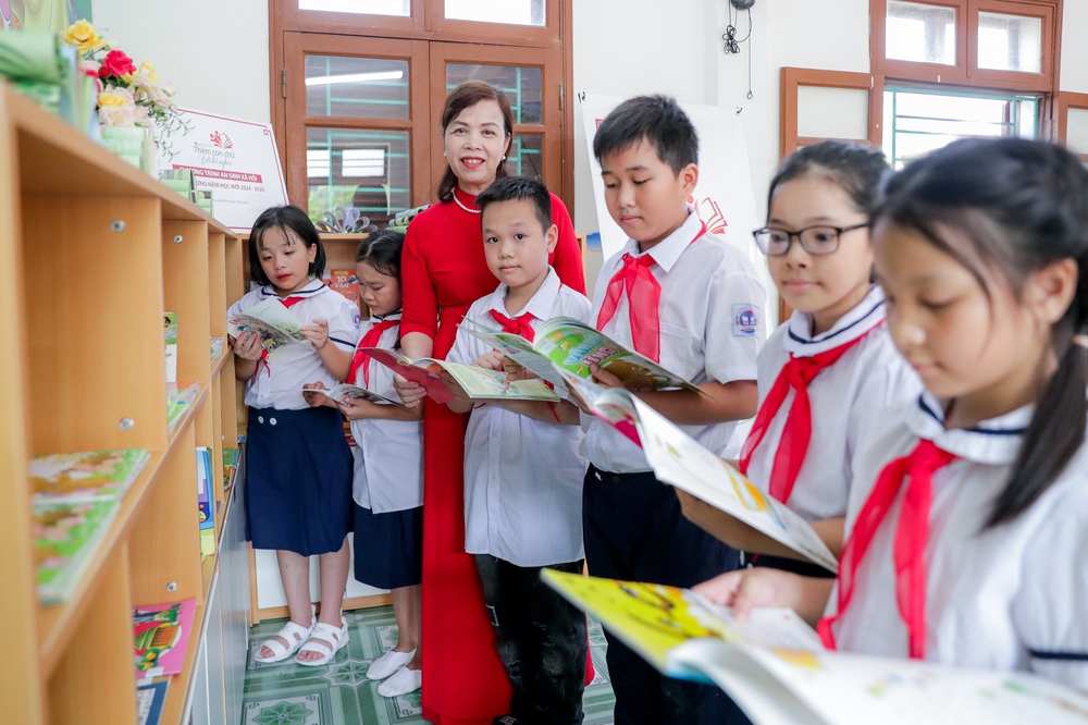 Delivered school supplies, “Improved literacy, reduced poverty”- Ảnh 9. Delivered school supplies, “Improved literacy, reduced poverty”- Ảnh 9.