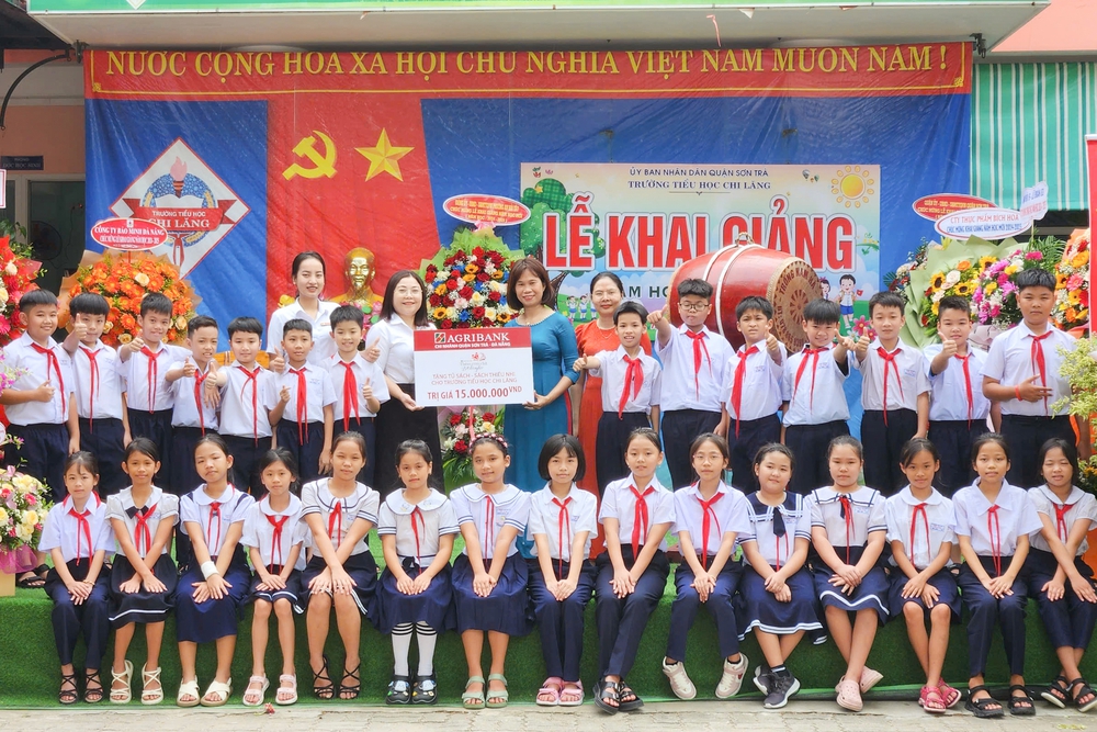 Delivered school supplies, “Improved literacy, reduced poverty”- Ảnh 12. Delivered school supplies, “Improved literacy, reduced poverty”- Ảnh 12.