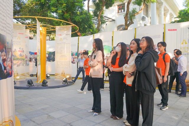 Khai mạc triển lãm "Hành động vì Cộng đồng 2025" - Ảnh 2.