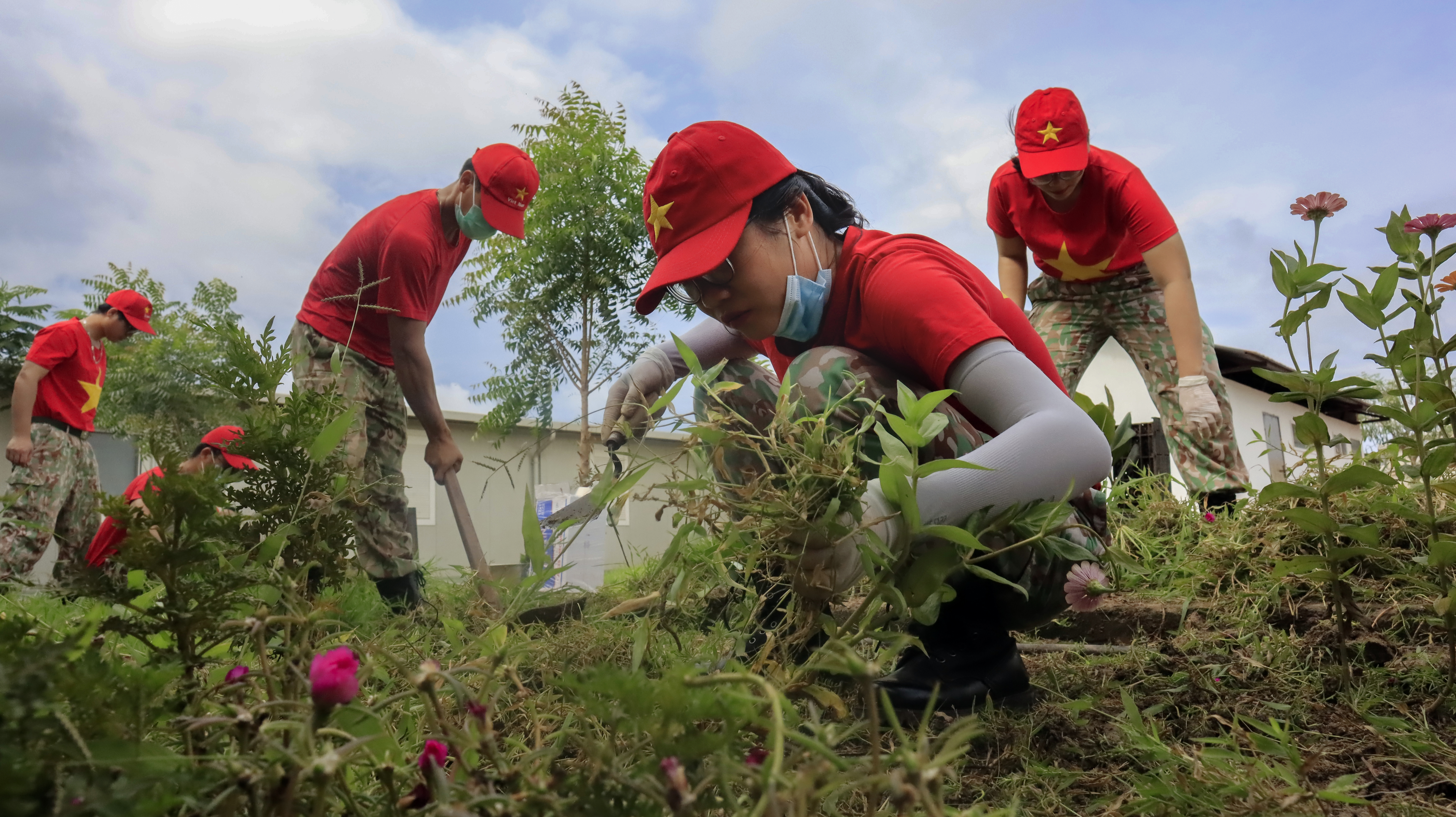 Vietnamese Green Berets join hands to protect the environment in their stationed areas while performing United Nations peacekeeping missions- Ảnh 17.