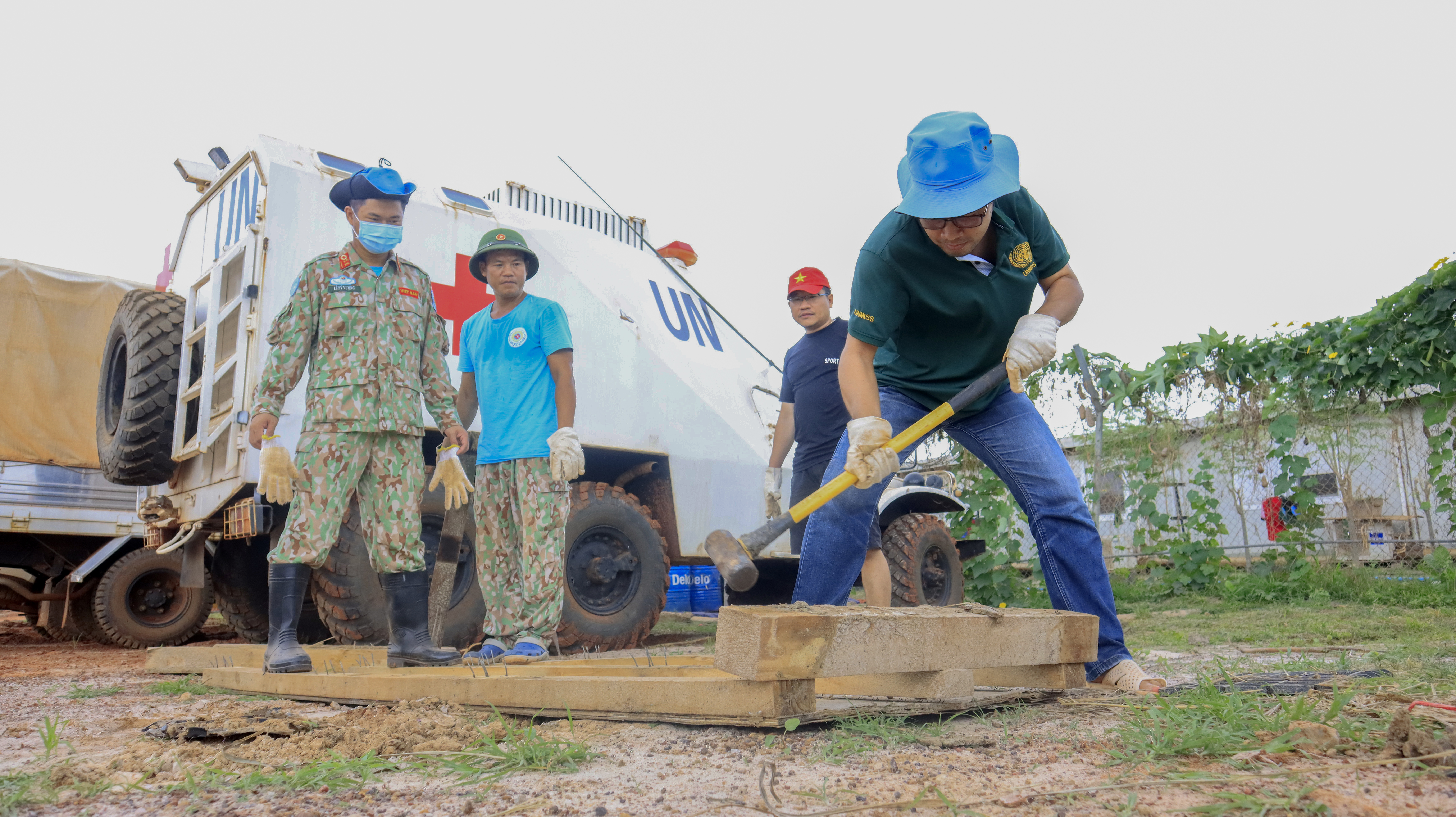 Vietnamese Green Berets join hands to protect the environment in their stationed areas while performing United Nations peacekeeping missions- Ảnh 13.