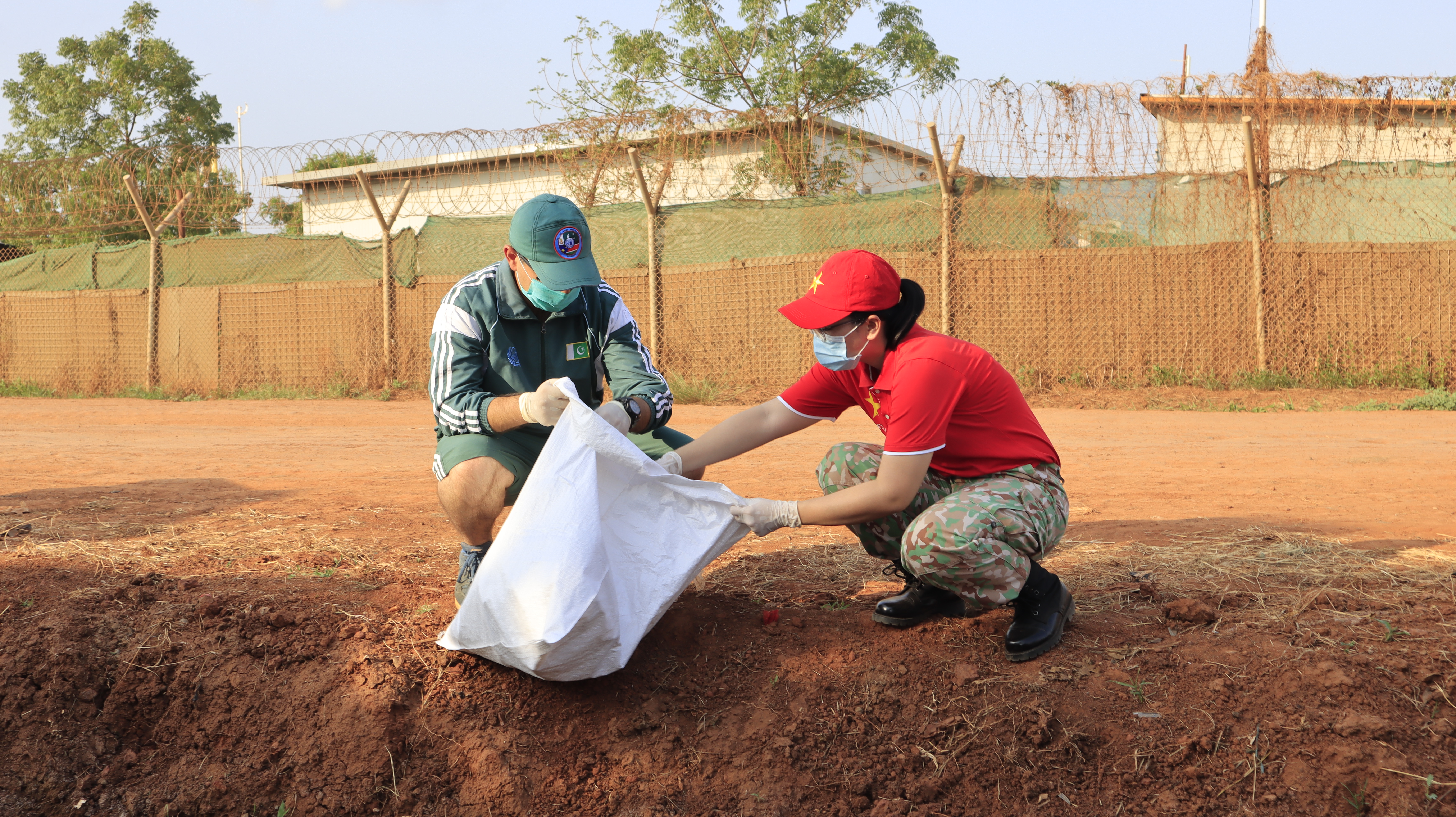 Vietnamese Green Berets join hands to protect the environment in their stationed areas while performing United Nations peacekeeping missions- Ảnh 14.