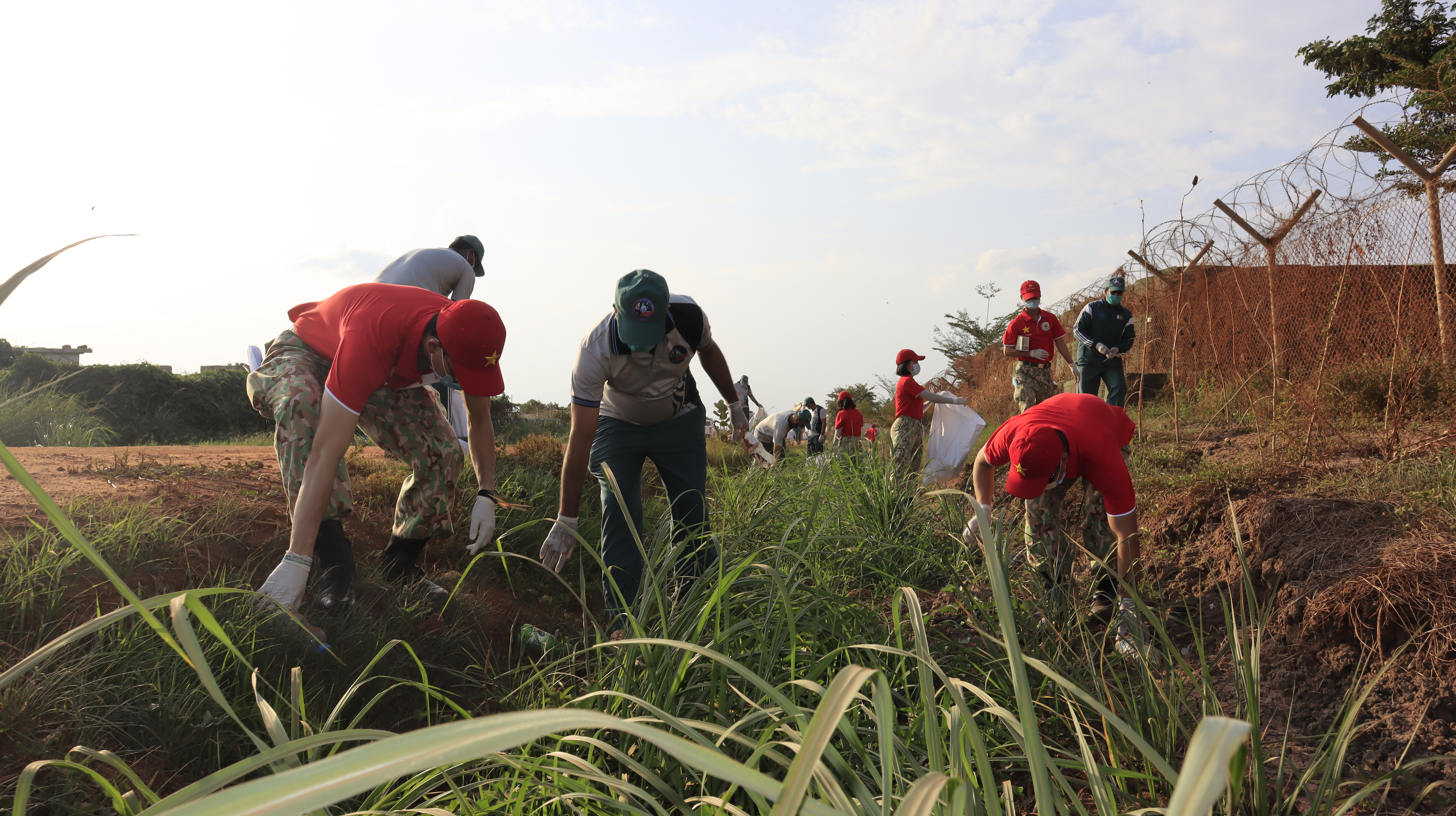 Vietnamese Green Berets join hands to protect the environment in their stationed areas while performing United Nations peacekeeping missions- Ảnh 52.