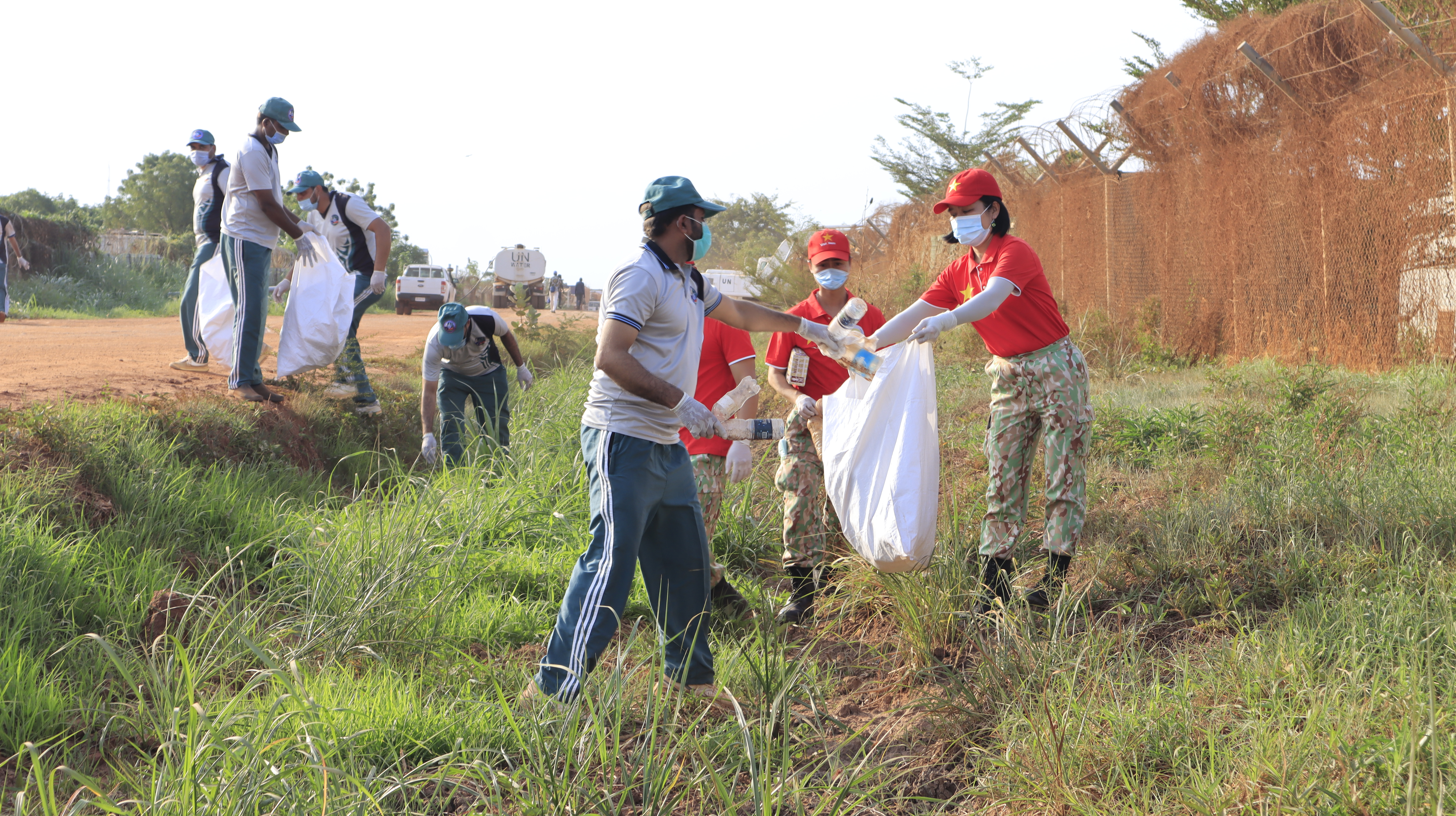 Vietnamese Green Berets join hands to protect the environment in their stationed areas while performing United Nations peacekeeping missions- Ảnh 10.