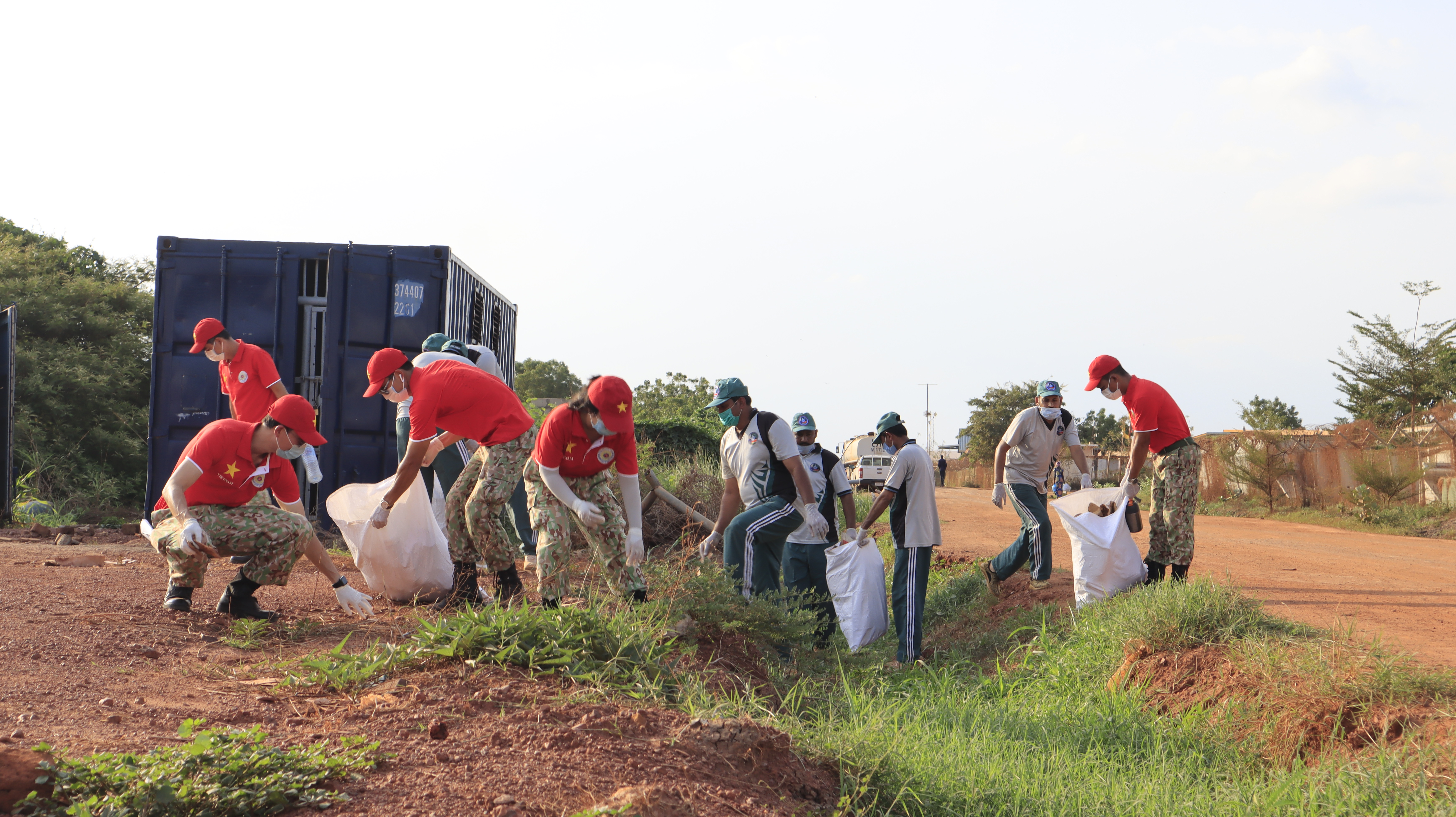 Vietnamese Green Berets join hands to protect the environment in their stationed areas while performing United Nations peacekeeping missions- Ảnh 54.