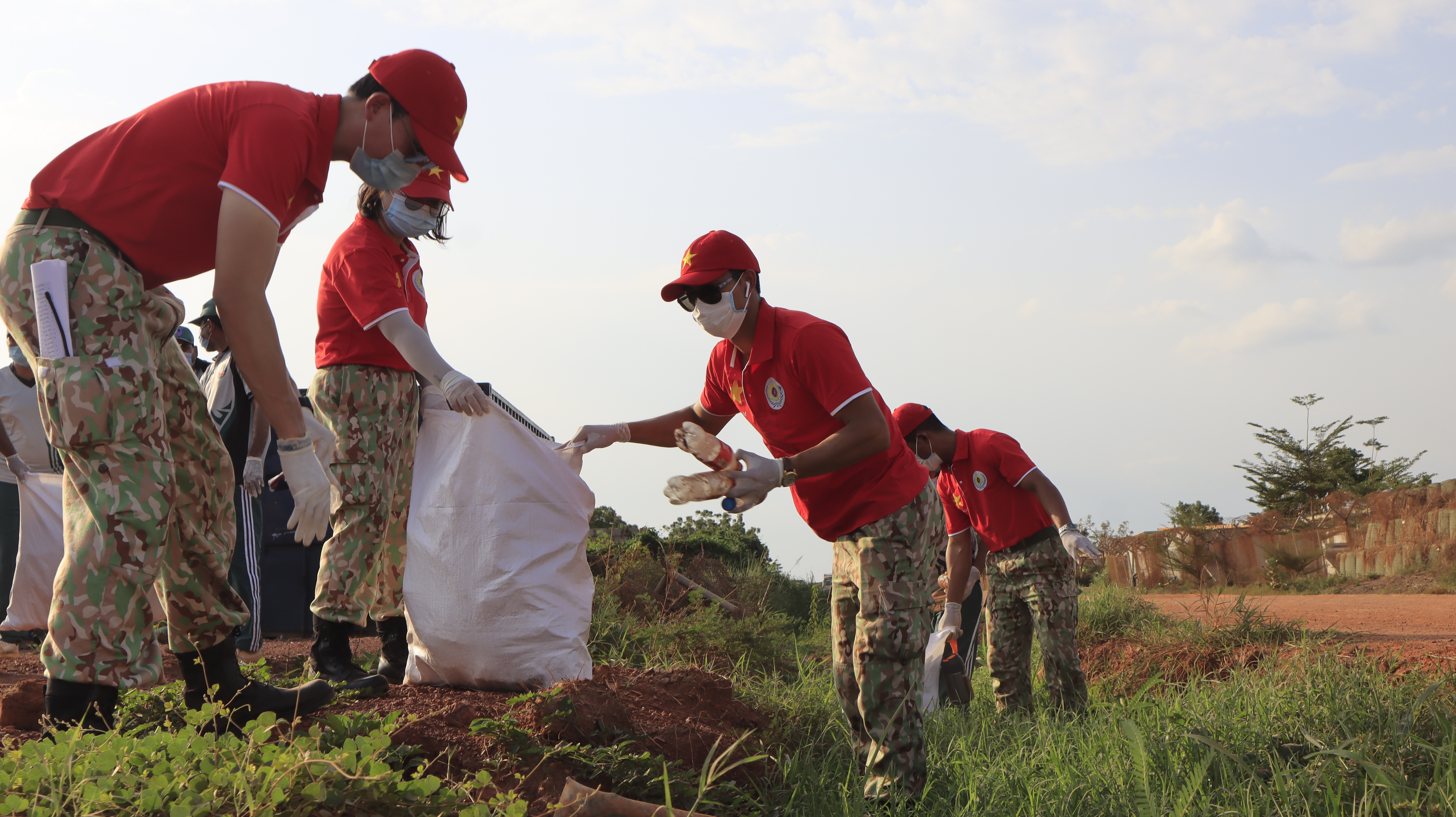 Vietnamese Green Berets join hands to protect the environment in their stationed areas while performing United Nations peacekeeping missions- Ảnh 55.