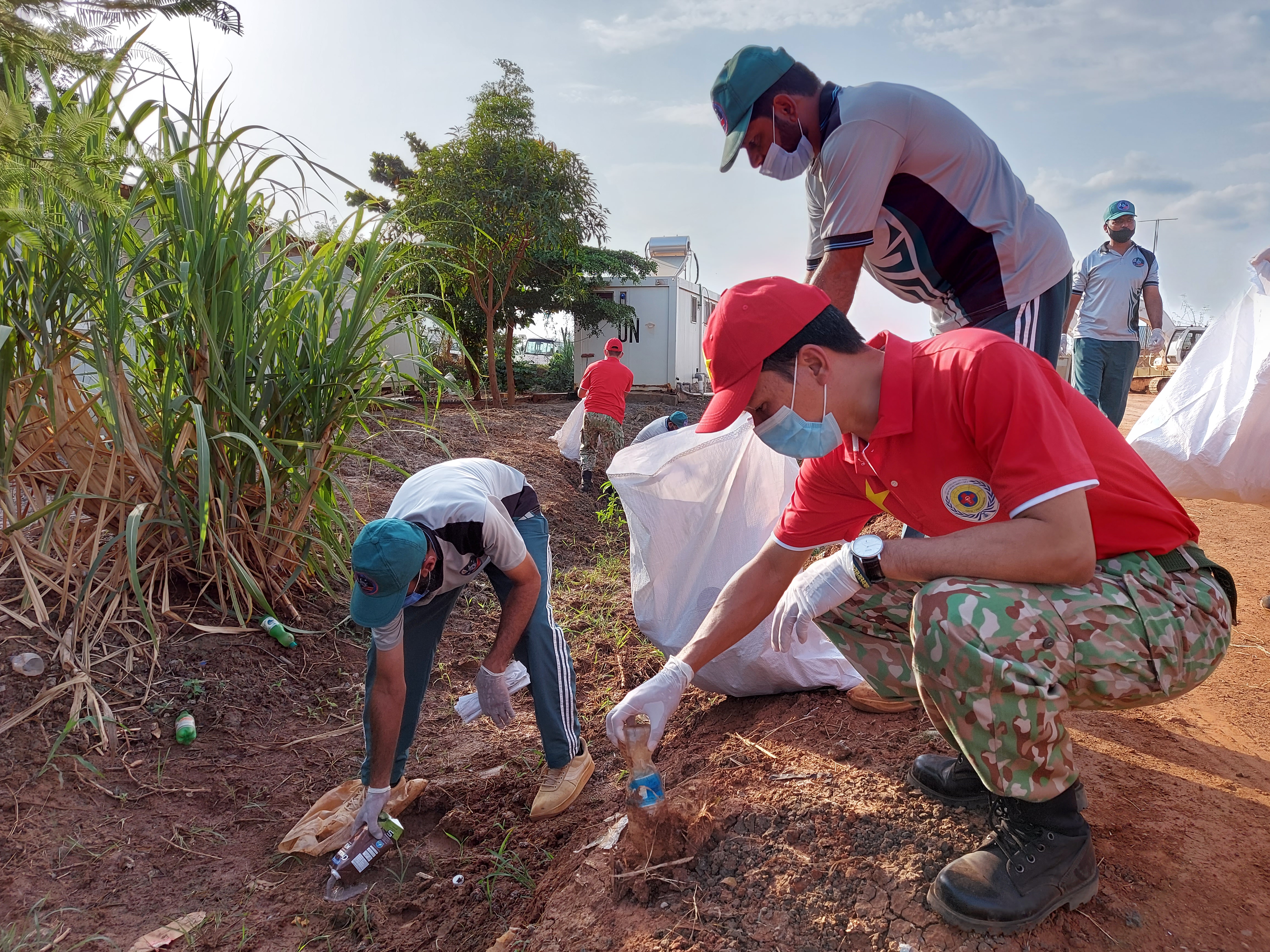 Vietnamese Green Berets join hands to protect the environment in their stationed areas while performing United Nations peacekeeping missions- Ảnh 59.