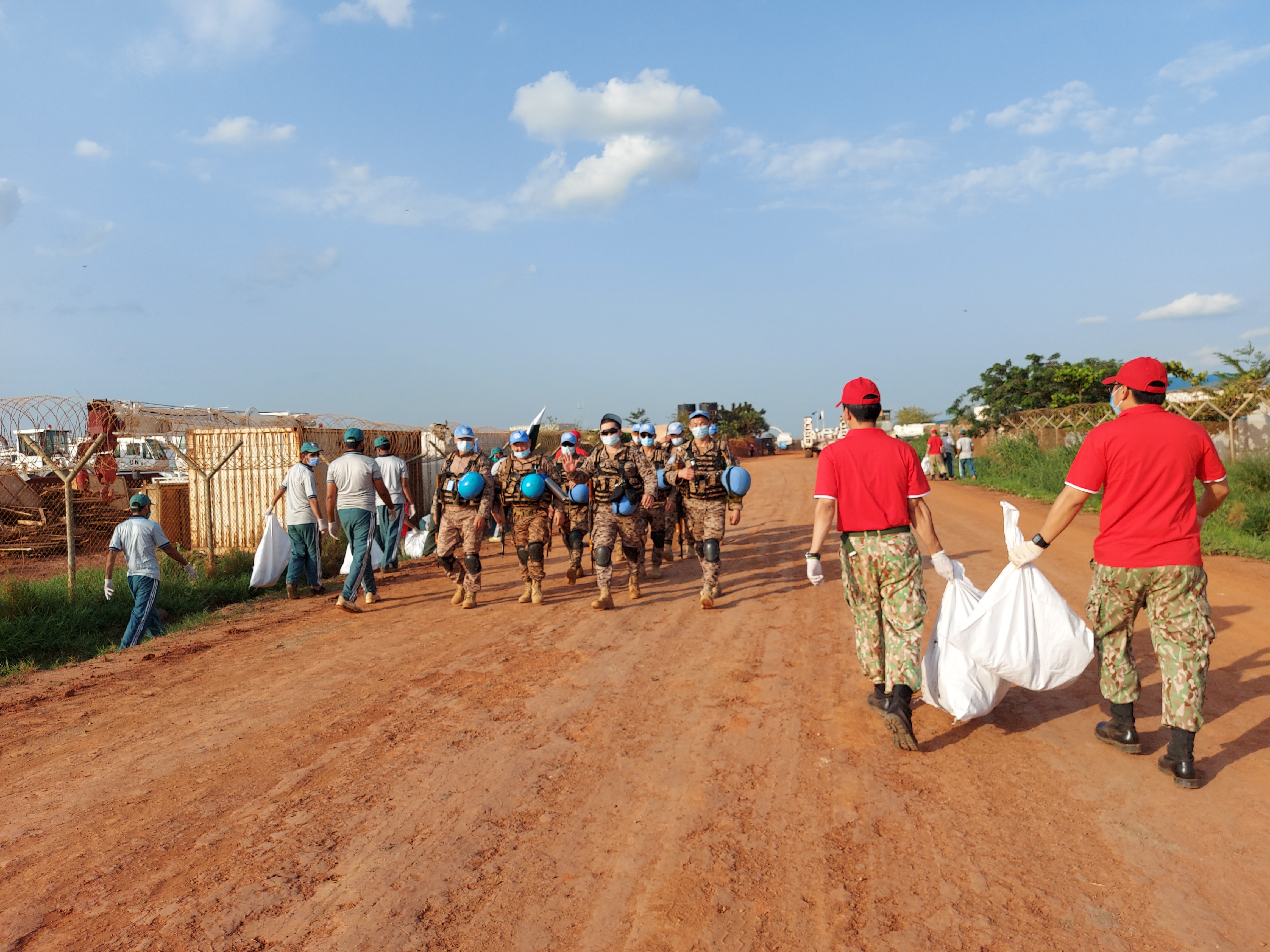 Vietnamese Green Berets join hands to protect the environment in their stationed areas while performing United Nations peacekeeping missions- Ảnh 60.