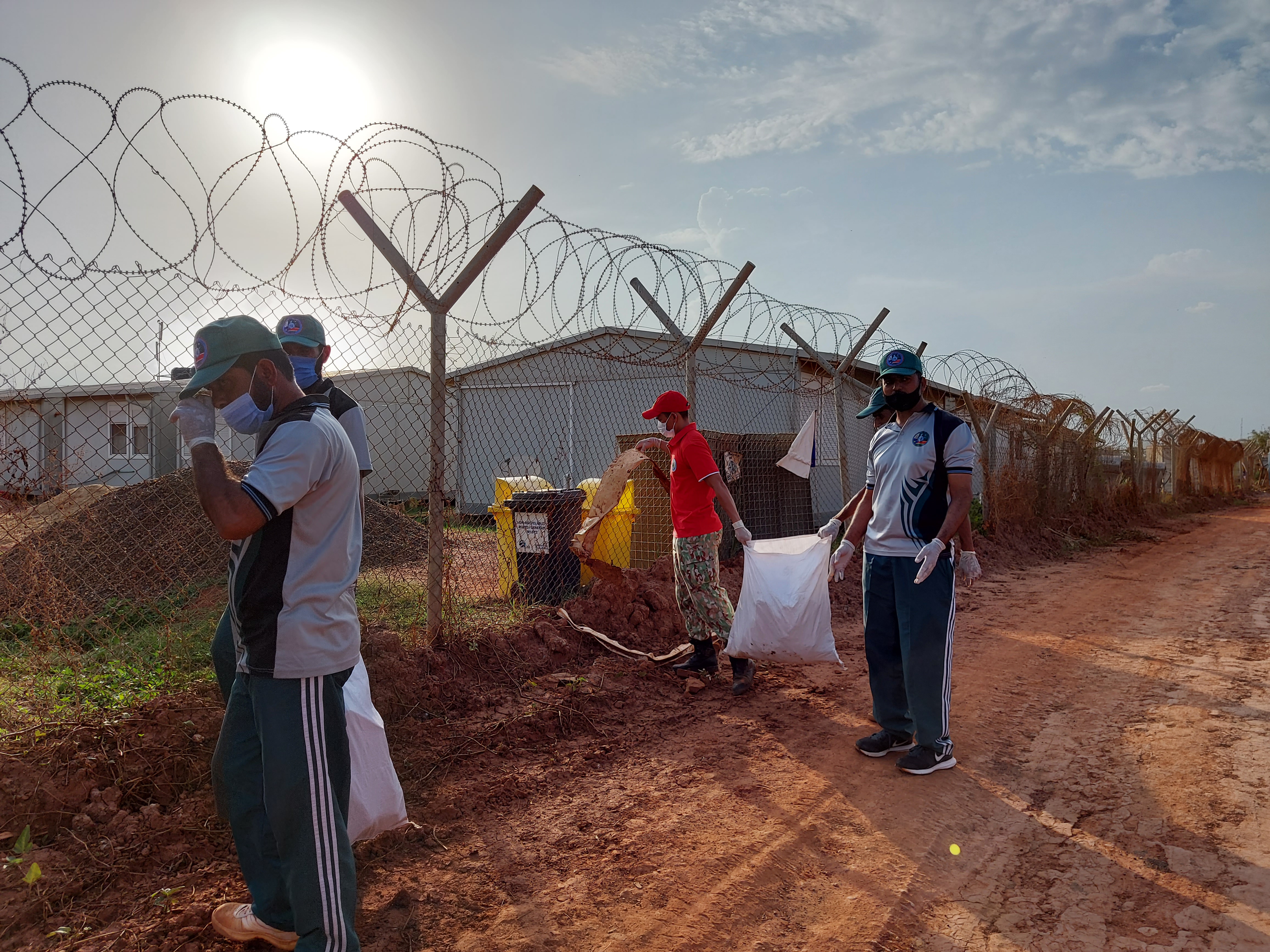 Vietnamese Green Berets join hands to protect the environment in their stationed areas while performing United Nations peacekeeping missions- Ảnh 61.