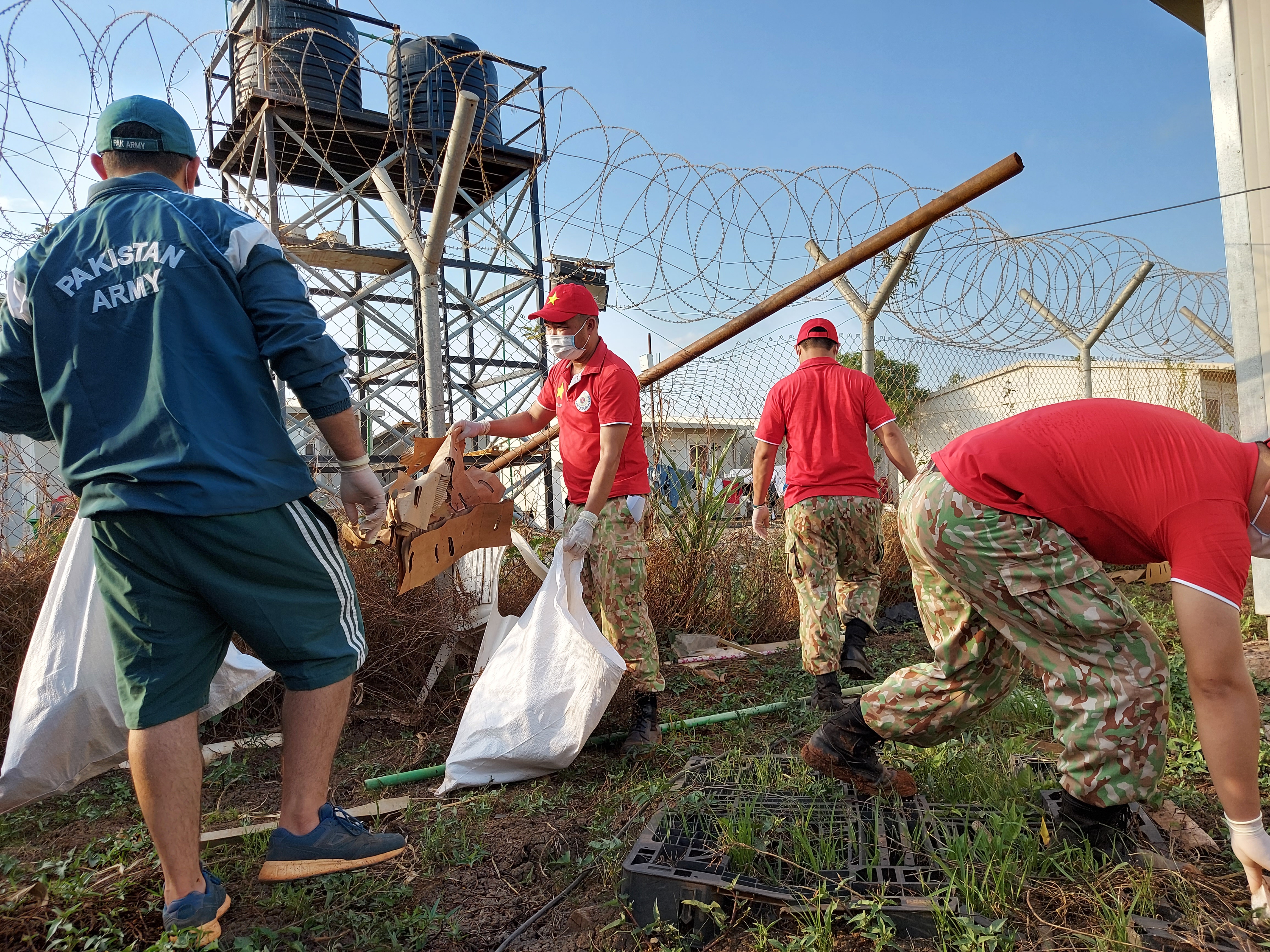 Vietnamese Green Berets join hands to protect the environment in their stationed areas while performing United Nations peacekeeping missions- Ảnh 62.