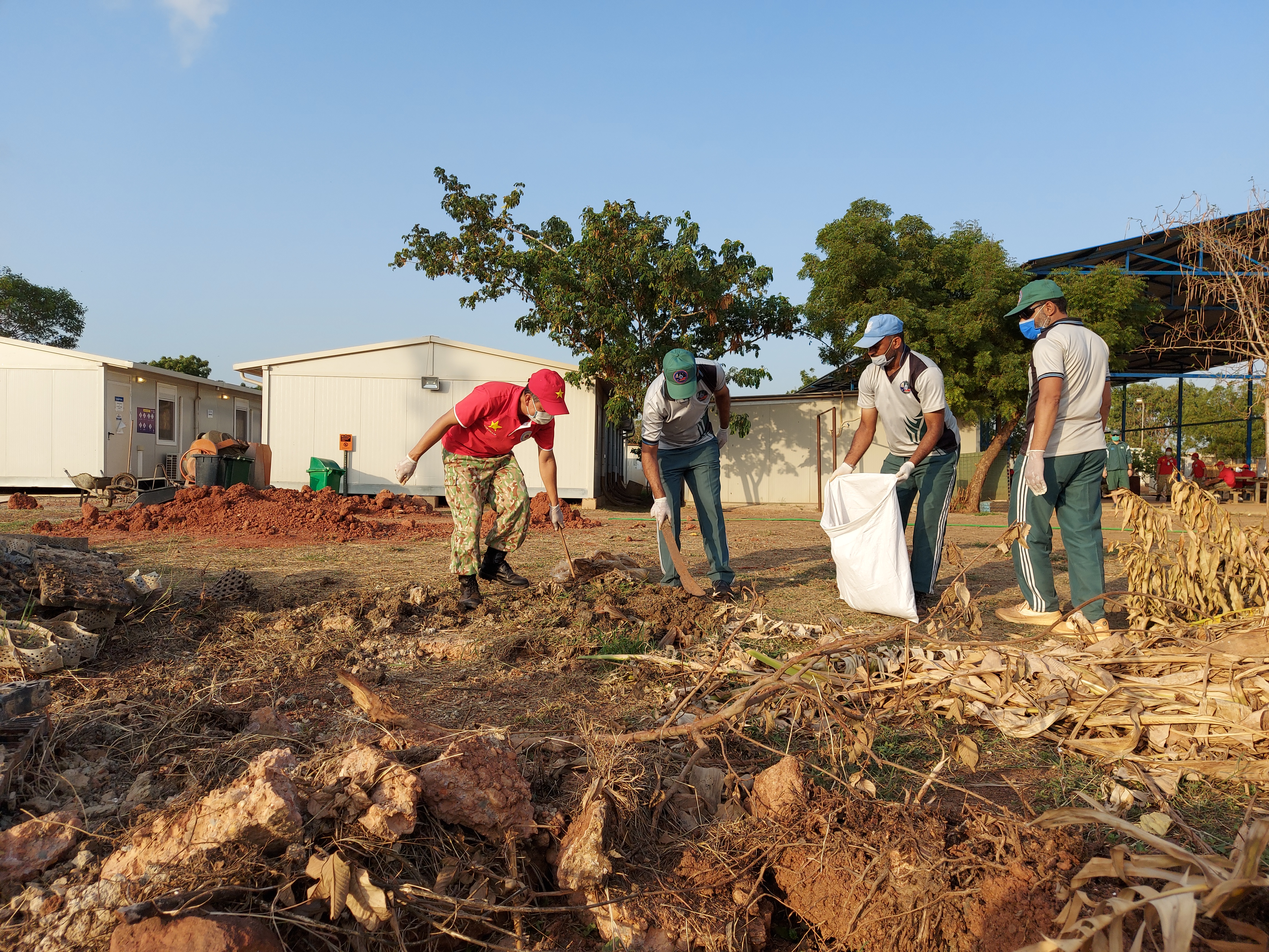 Vietnamese Green Berets join hands to protect the environment in their stationed areas while performing United Nations peacekeeping missions- Ảnh 63.