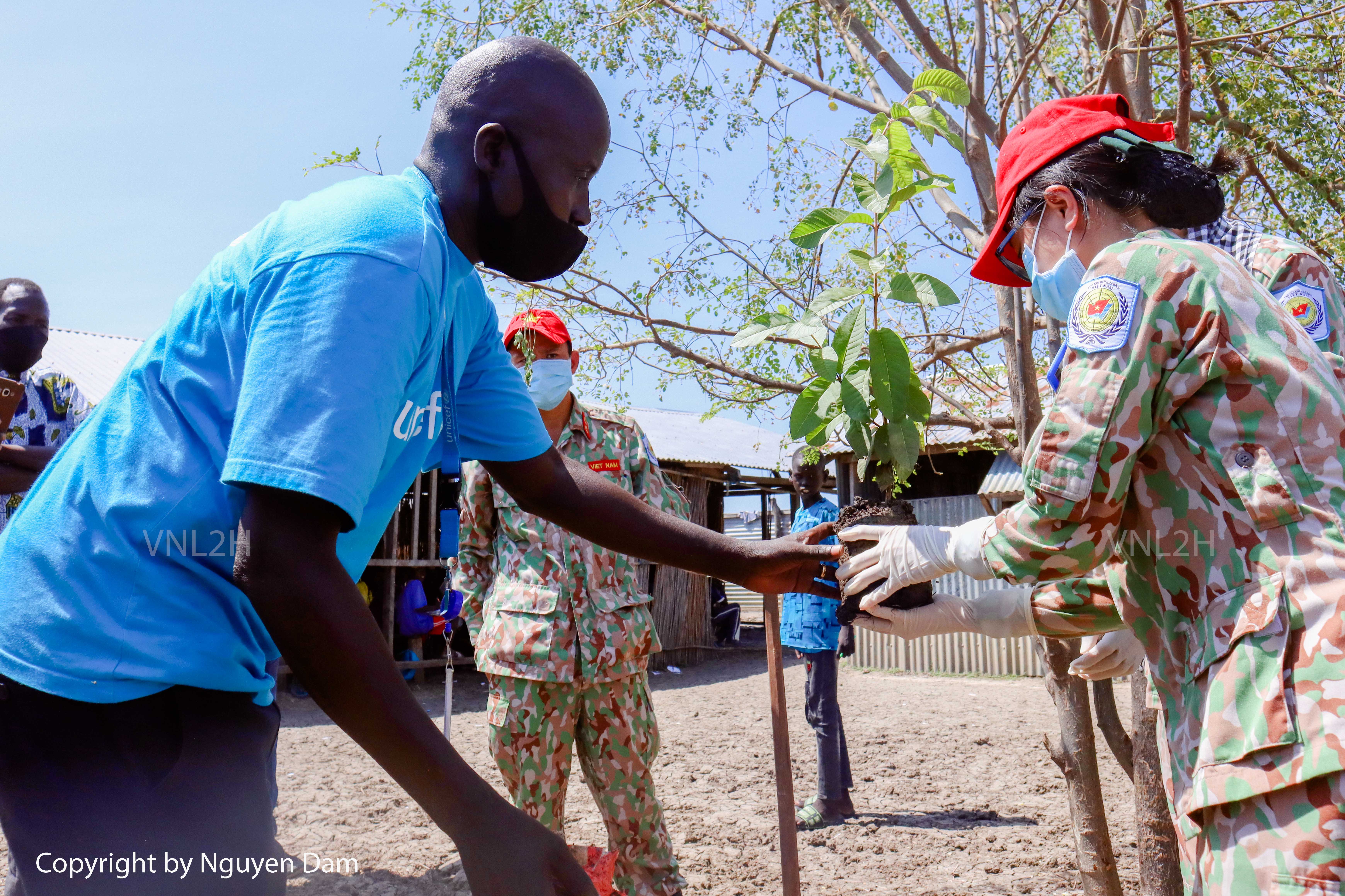 Vietnamese Green Berets join hands to protect the environment in their stationed areas while performing United Nations peacekeeping missions- Ảnh 81.